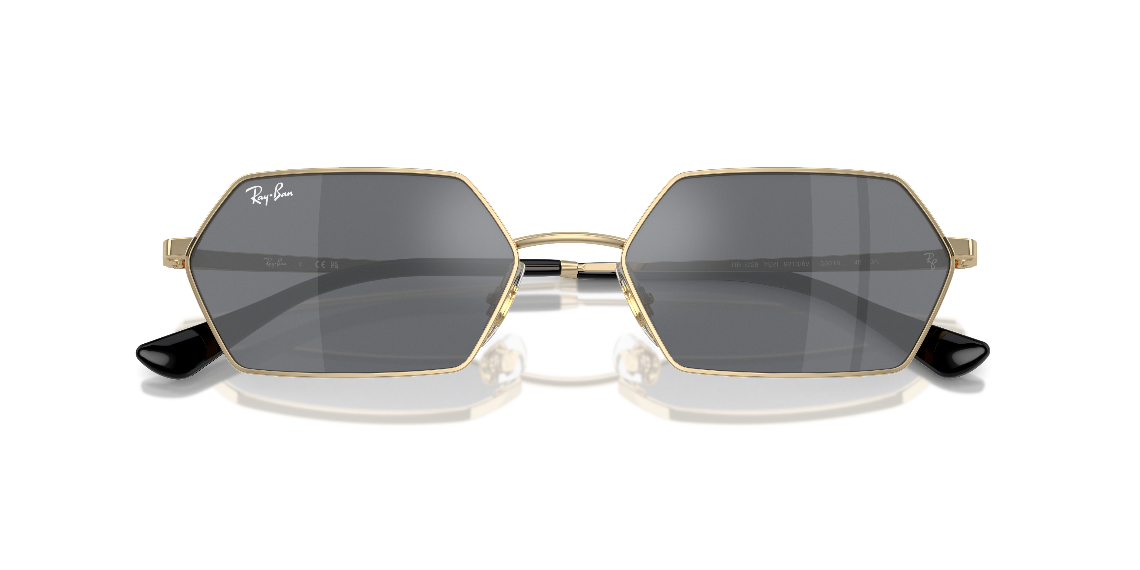Occhiali da sole Ray-Ban 0RB3728 Gunmetal, modello YEVI, con montatura metallica grigio scuro e lenti sfumate, posati su una