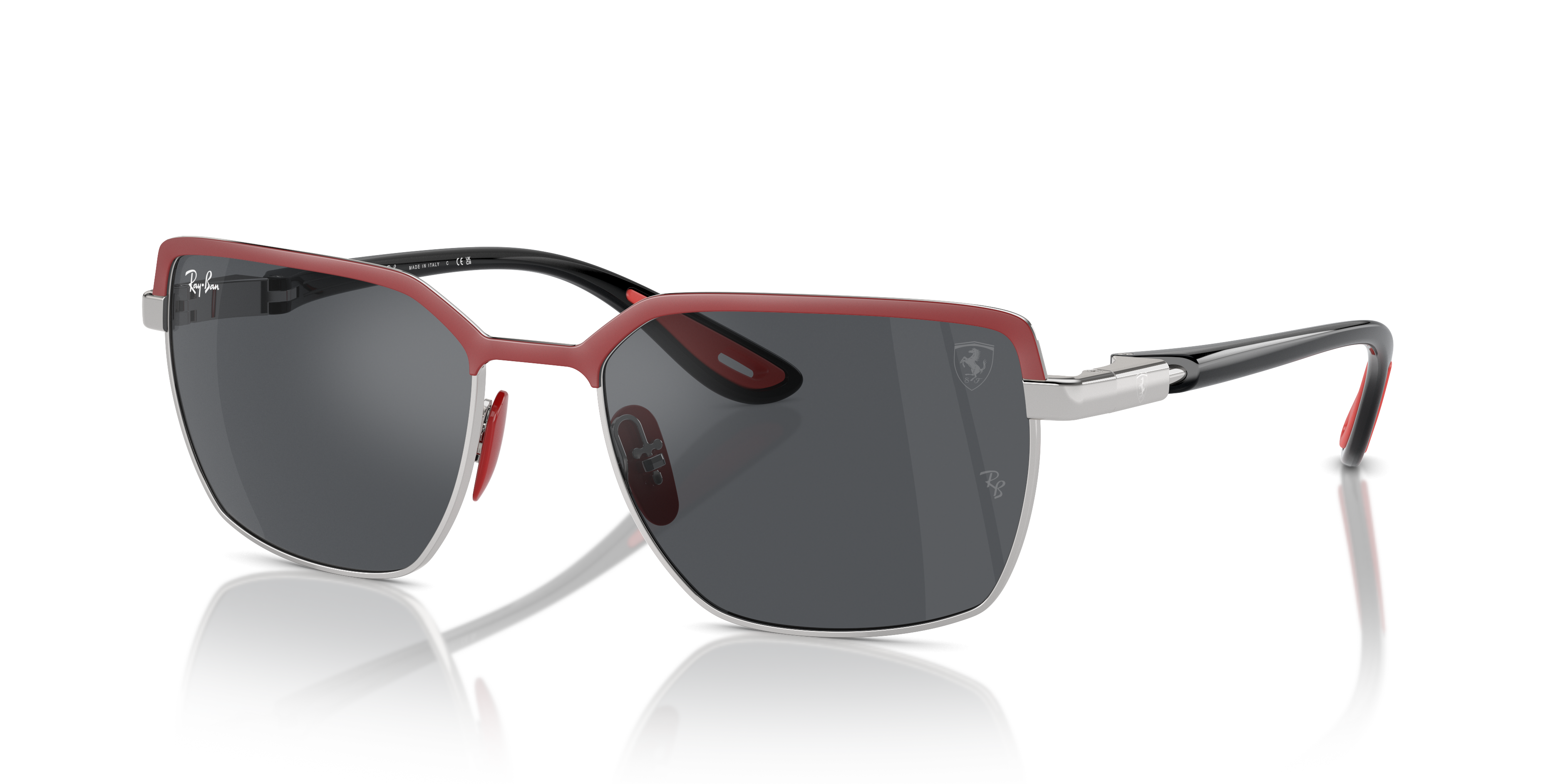 Occhiali da sole Ray-Ban Scuderia Ferrari 0RB3743M in metallo Gunmetal con lenti scure e aste rosse in vista laterale.