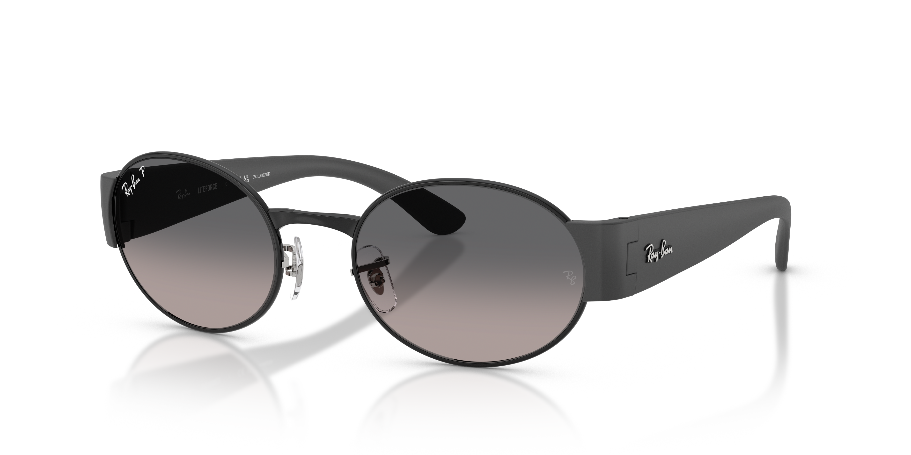 Occhiali da sole Ray-Ban RB3770 neri indossati da una persona, con montatura in metallo lucido e lenti scure, in primo piano