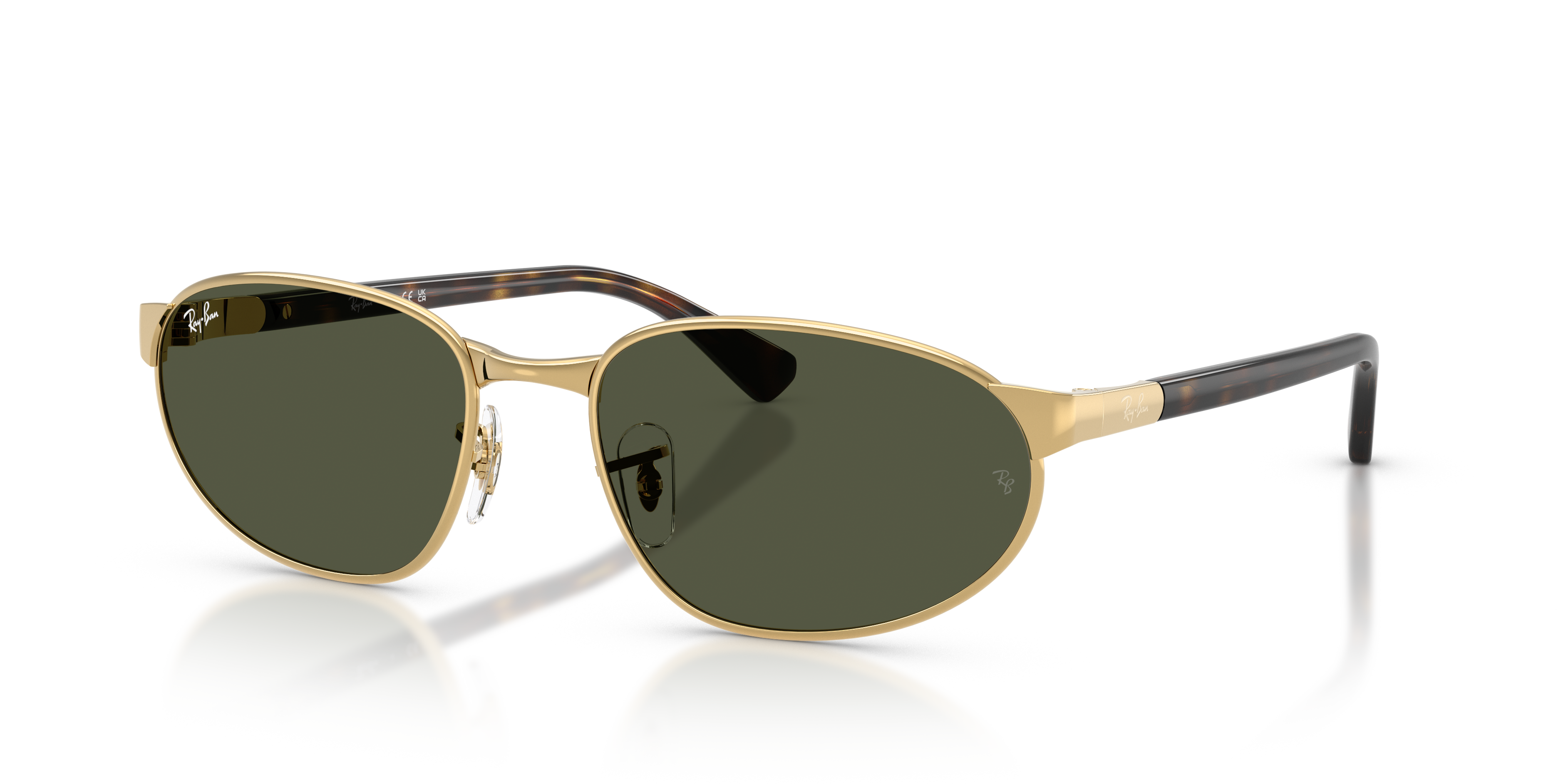Occhiali da sole Ray-Ban RB3777 Frank in metallo color Arista Gold con lenti scure, indossati su un modello in primo piano.