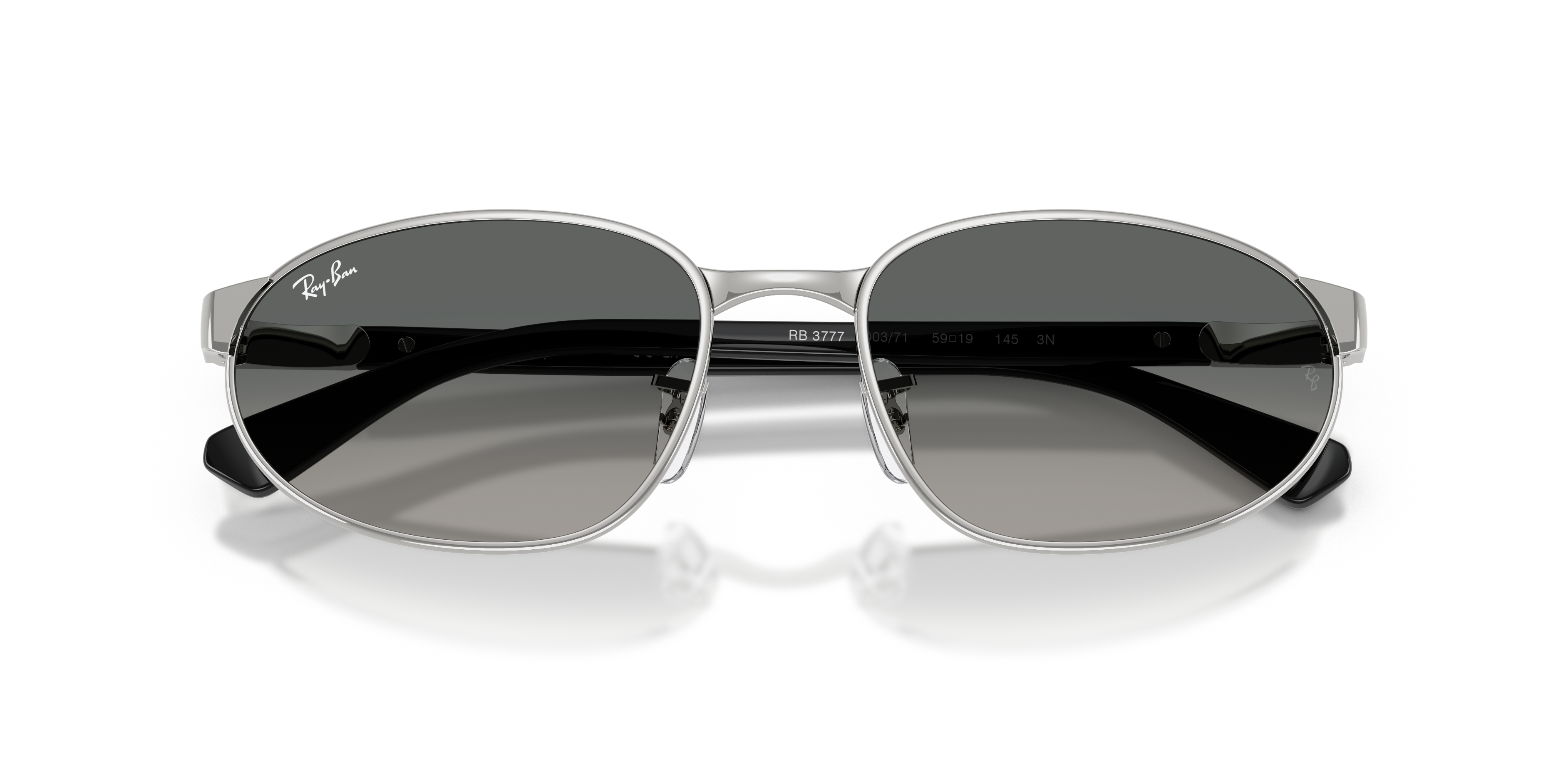 Occhiali da sole Ray-Ban RB3777 Frank in metallo color Arista Gold con lenti scure, indossati su un modello in primo piano.