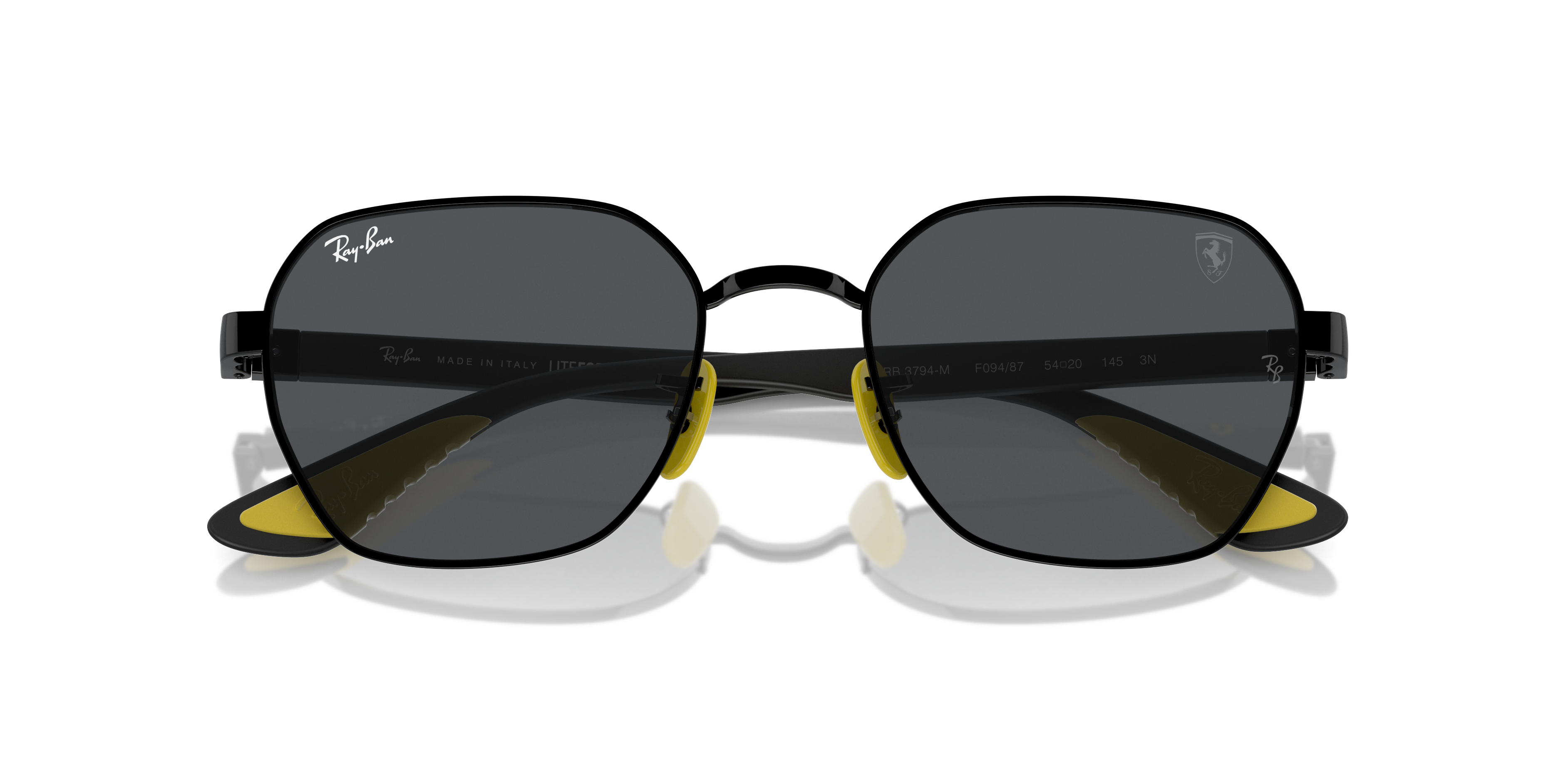 Occhiali da sole Ray-Ban Scuderia Ferrari RB3794M Silver con montatura in metallo e lenti specchiate, appoggiati su una super