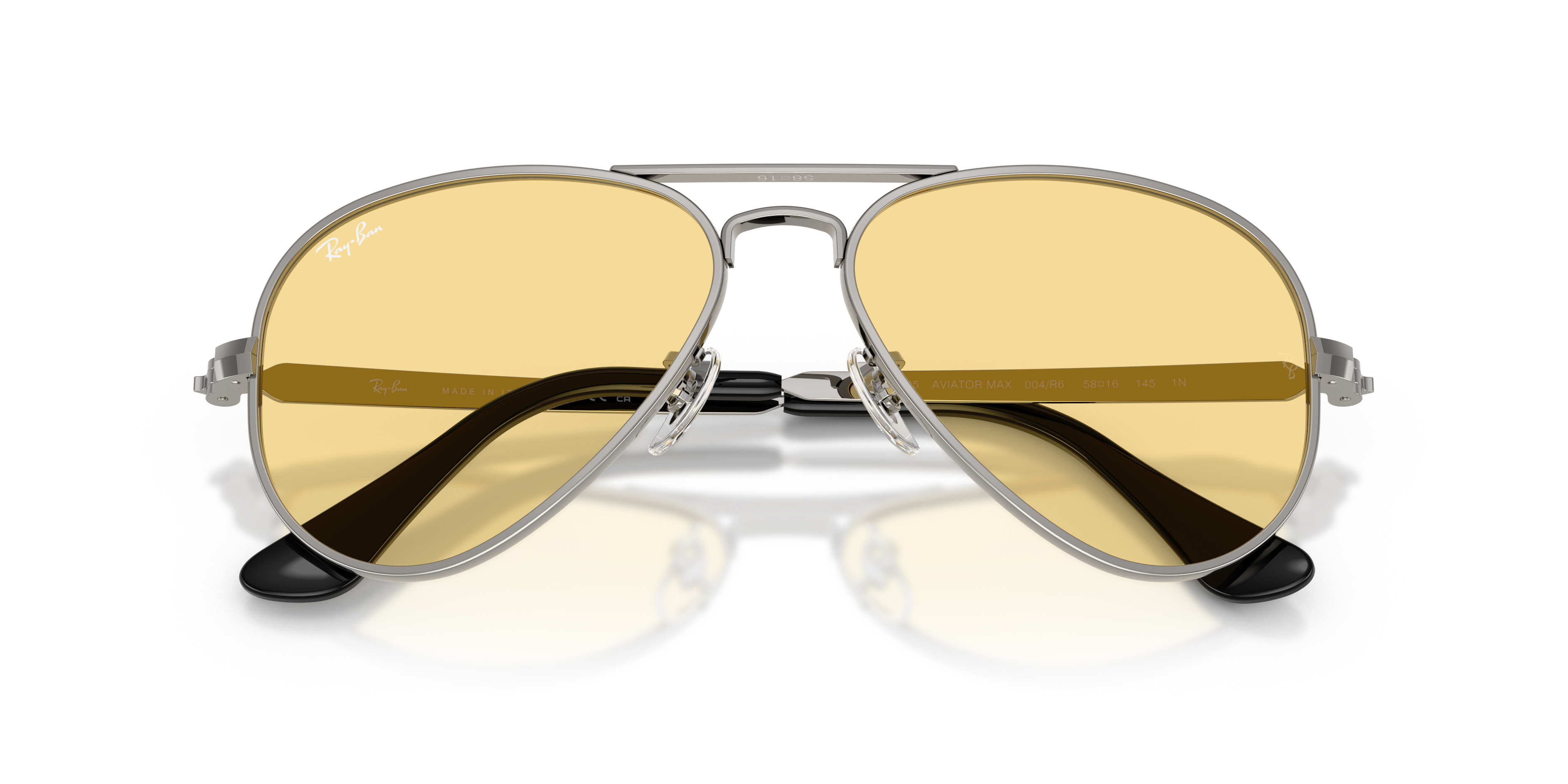 Occhiali da sole Ray-Ban Aviator Max 0RB3925 unisex con montatura Arista Gold e lenti classiche, appoggiati su una superficie