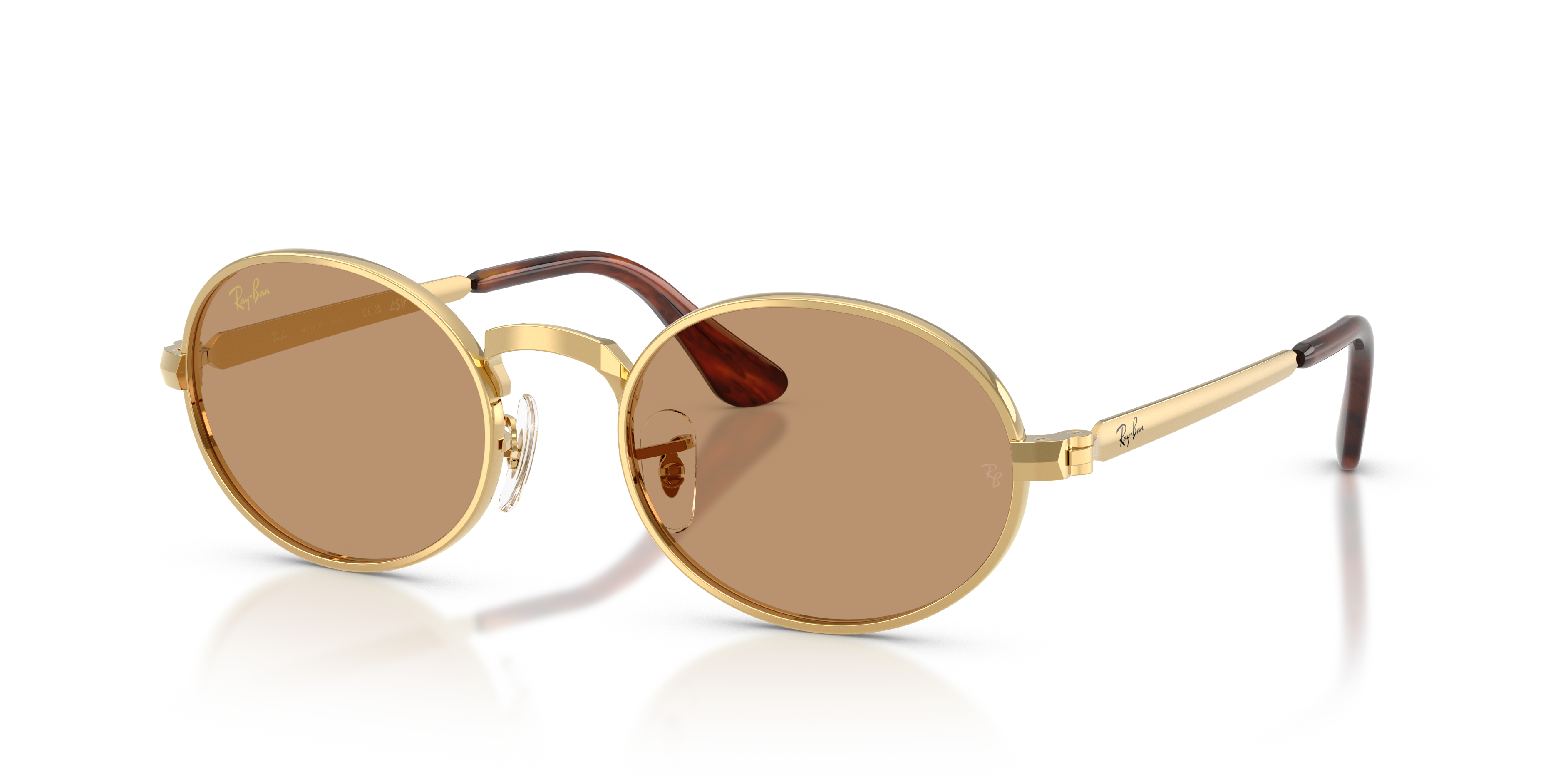 Occhiali da sole Ray-Ban RB3931 con montatura Arista Gold e lenti sfumate, indossati da uomo e donna, su sfondo neutro.