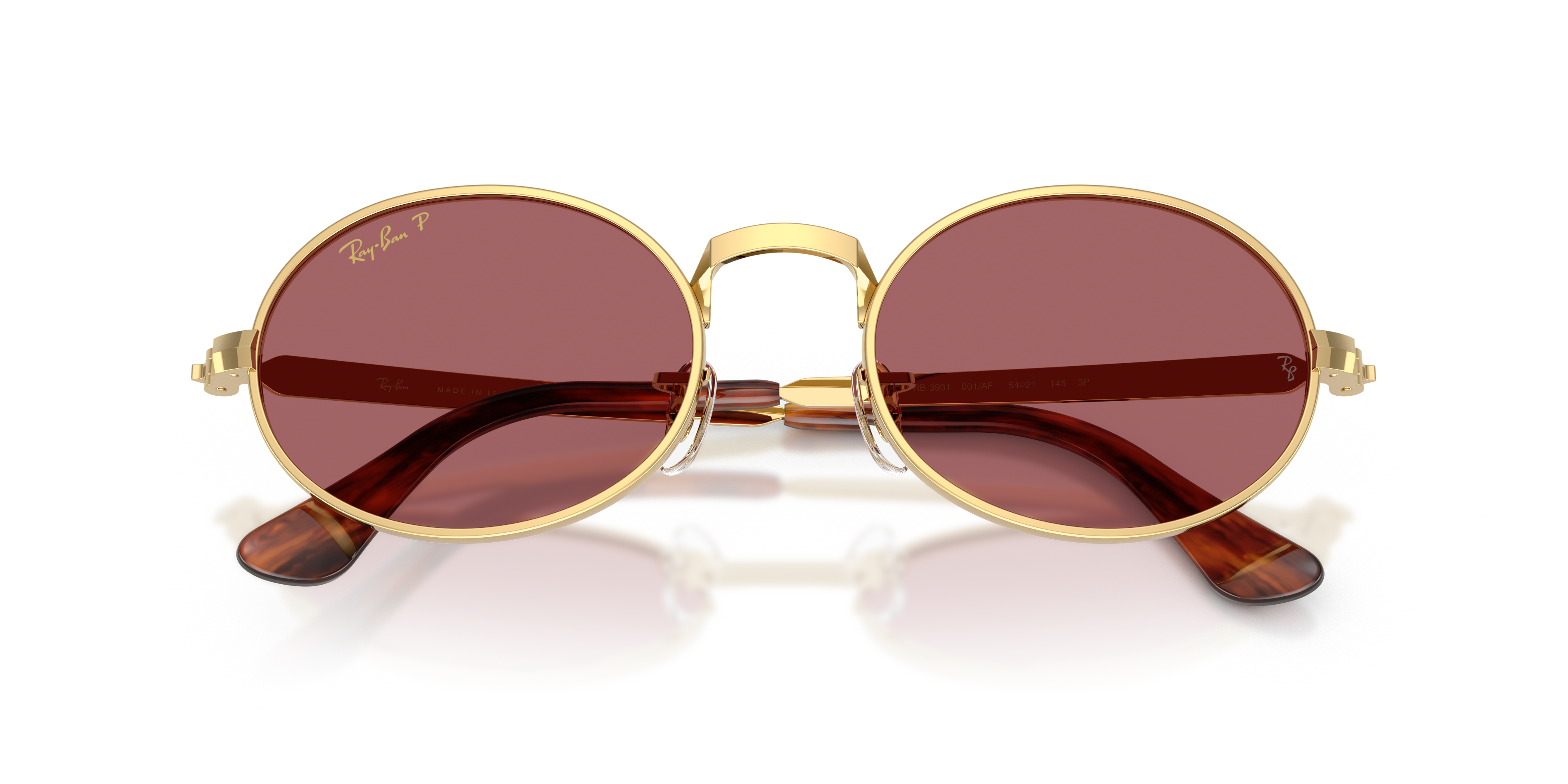 Occhiali da sole Ray-Ban RB3931 con montatura Arista Gold e lenti sfumate, indossati da uomo e donna, su sfondo neutro.
