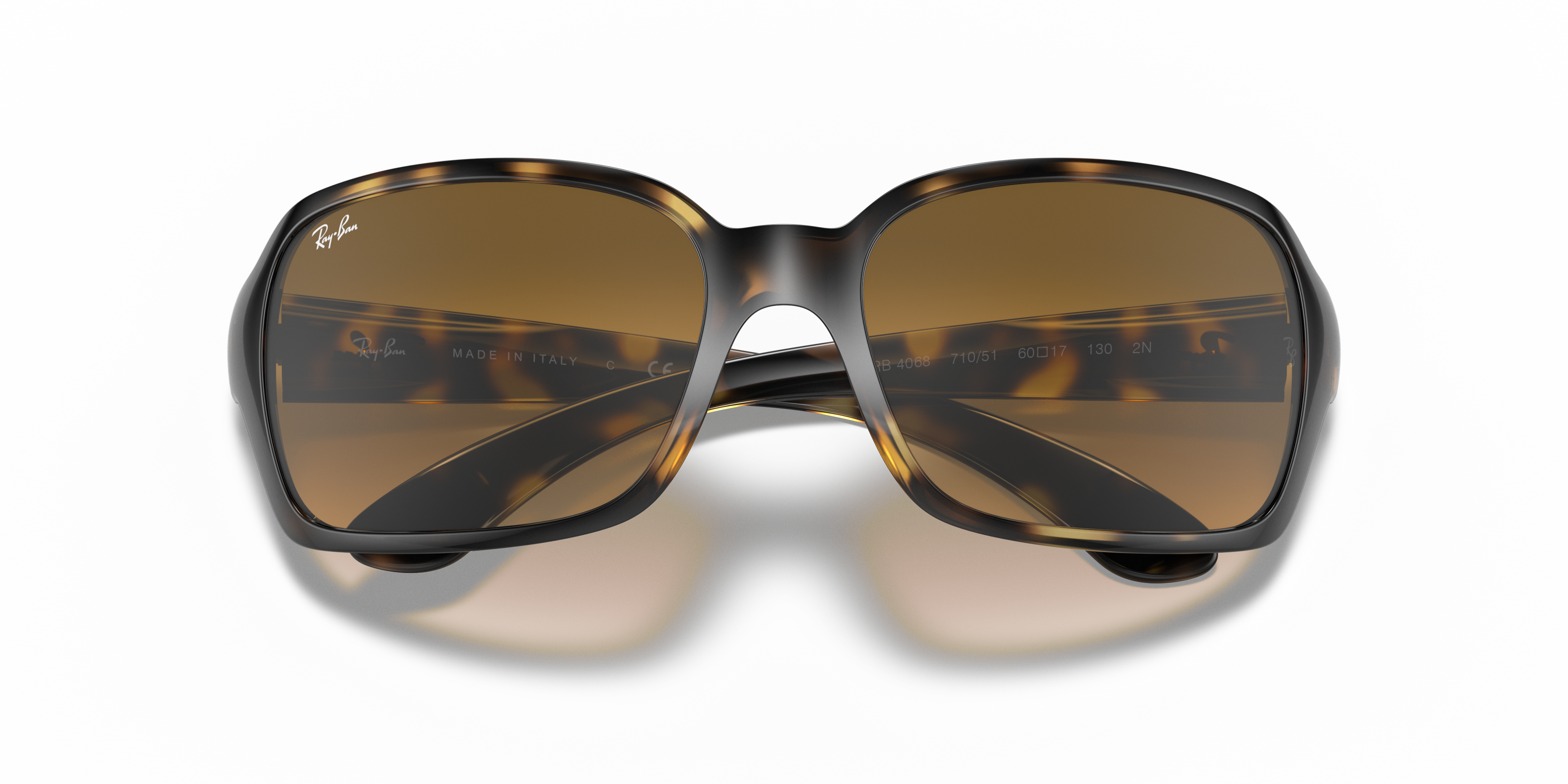 Occhiali da sole Ray-Ban donna modello 0RB4068 di colore nero, visti frontalmente su sfondo chiaro, mostrando l'eleganza dell