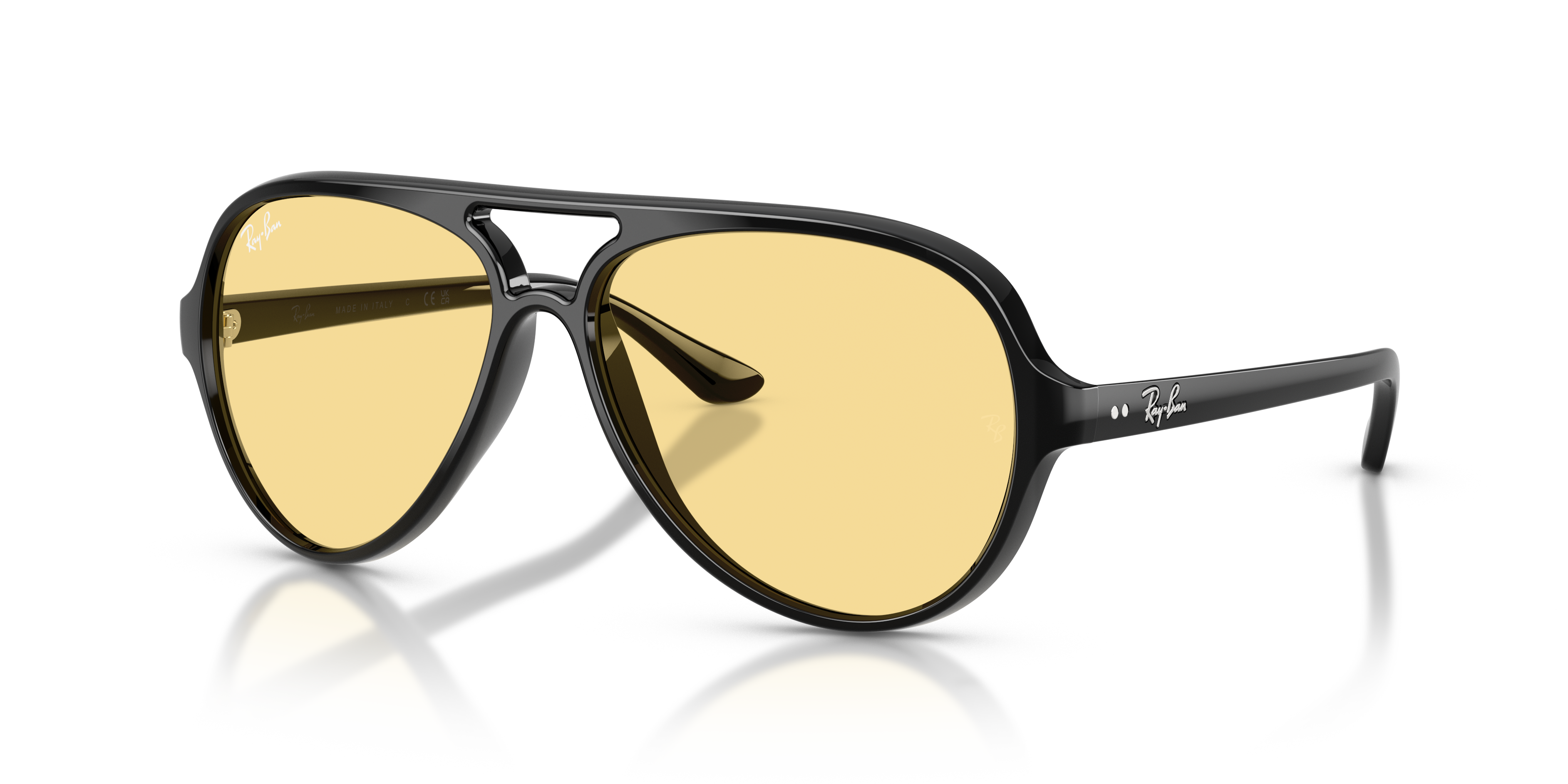 Occhiali da sole Ray-Ban Cats 5000 neri 0RB4125 indossati da un uomo, con sfondo neutro. Mostrano la montatura lucida e le le