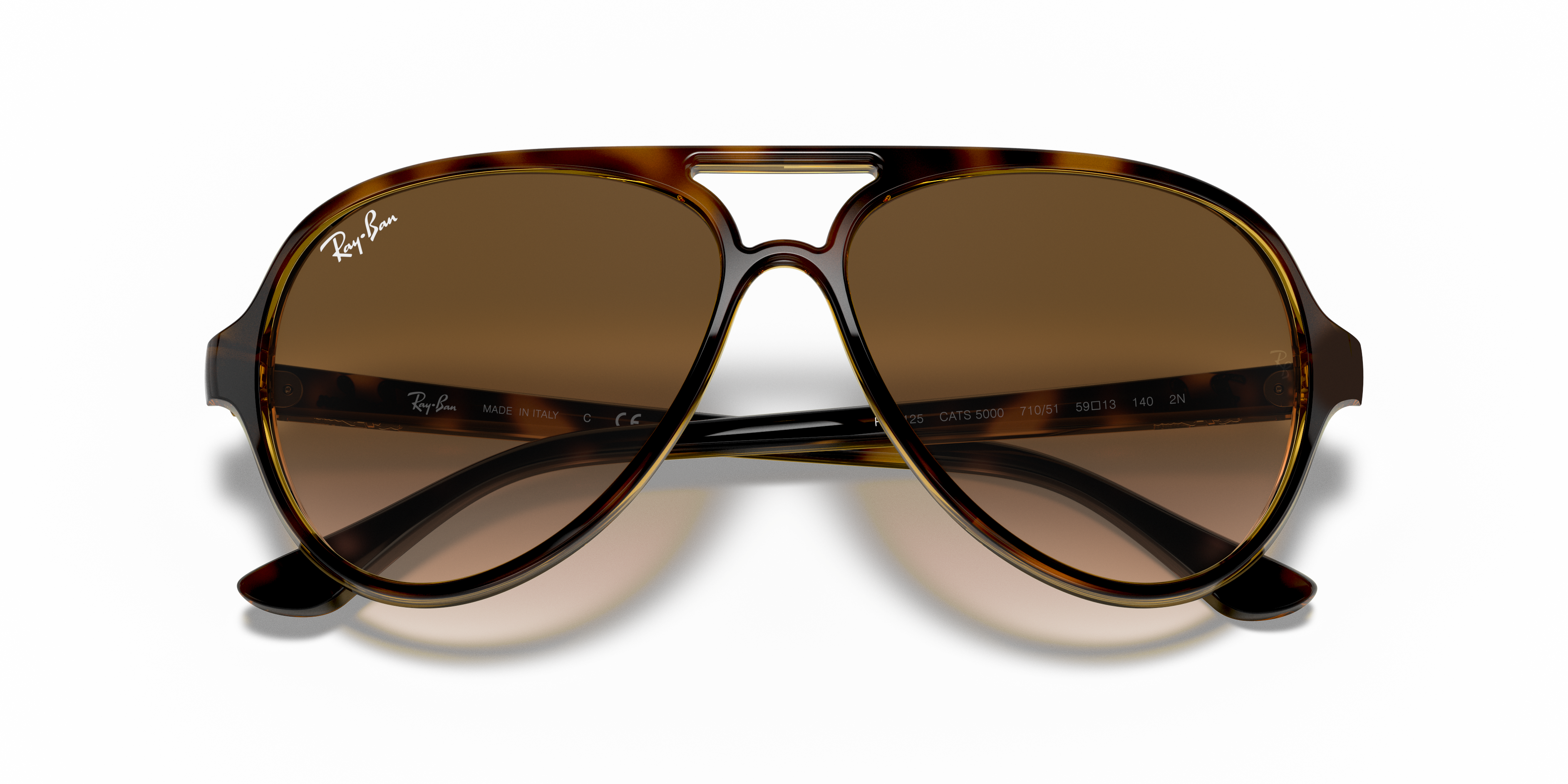 Occhiali da sole Ray-Ban Cats 5000 neri 0RB4125 indossati da un uomo, con sfondo neutro. Mostrano la montatura lucida e le le