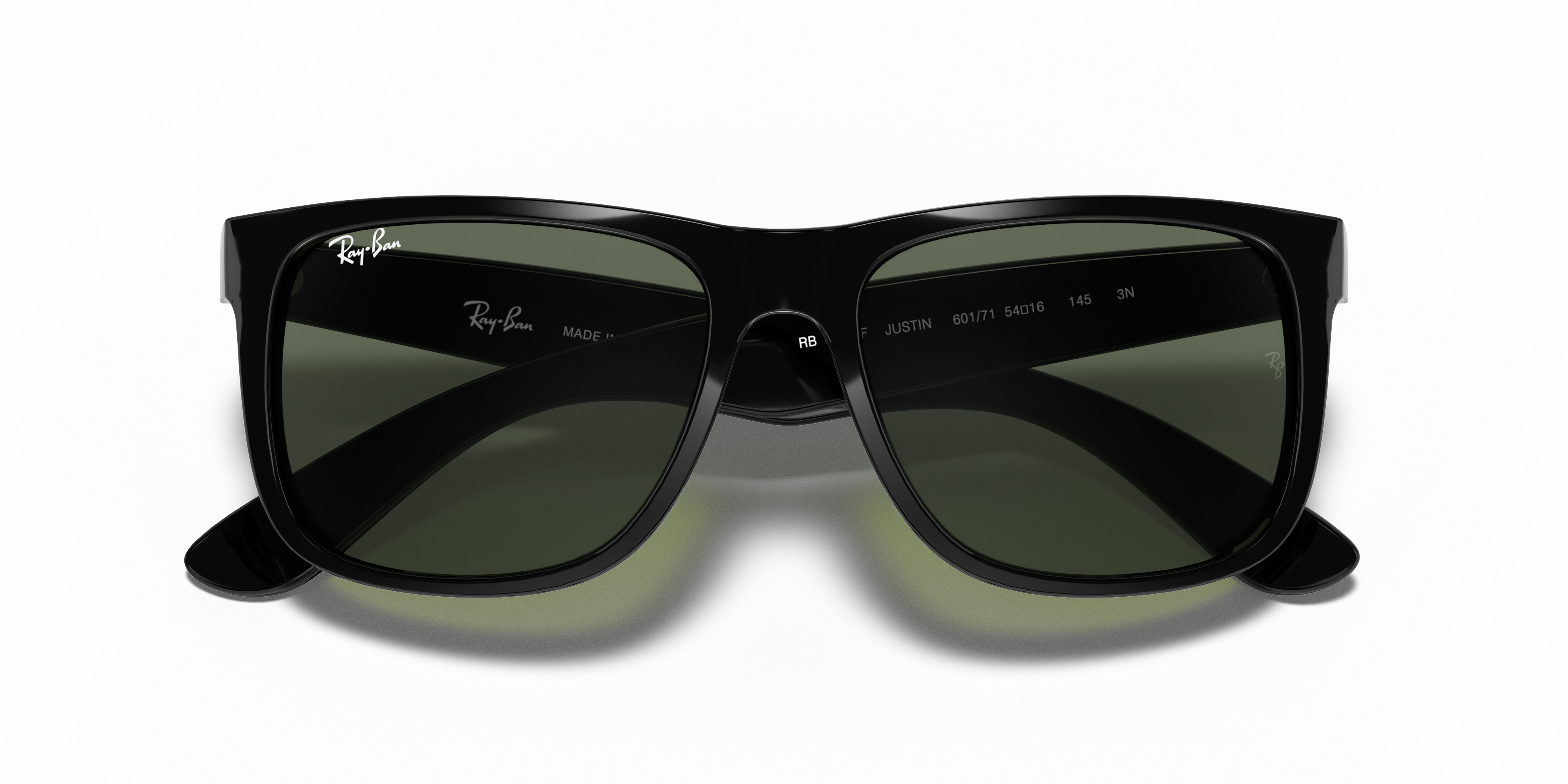 Occhiali da sole Ray-Ban Justin da uomo con montatura gommata nera e lenti verdi, visti frontalmente e leggermente angolati.