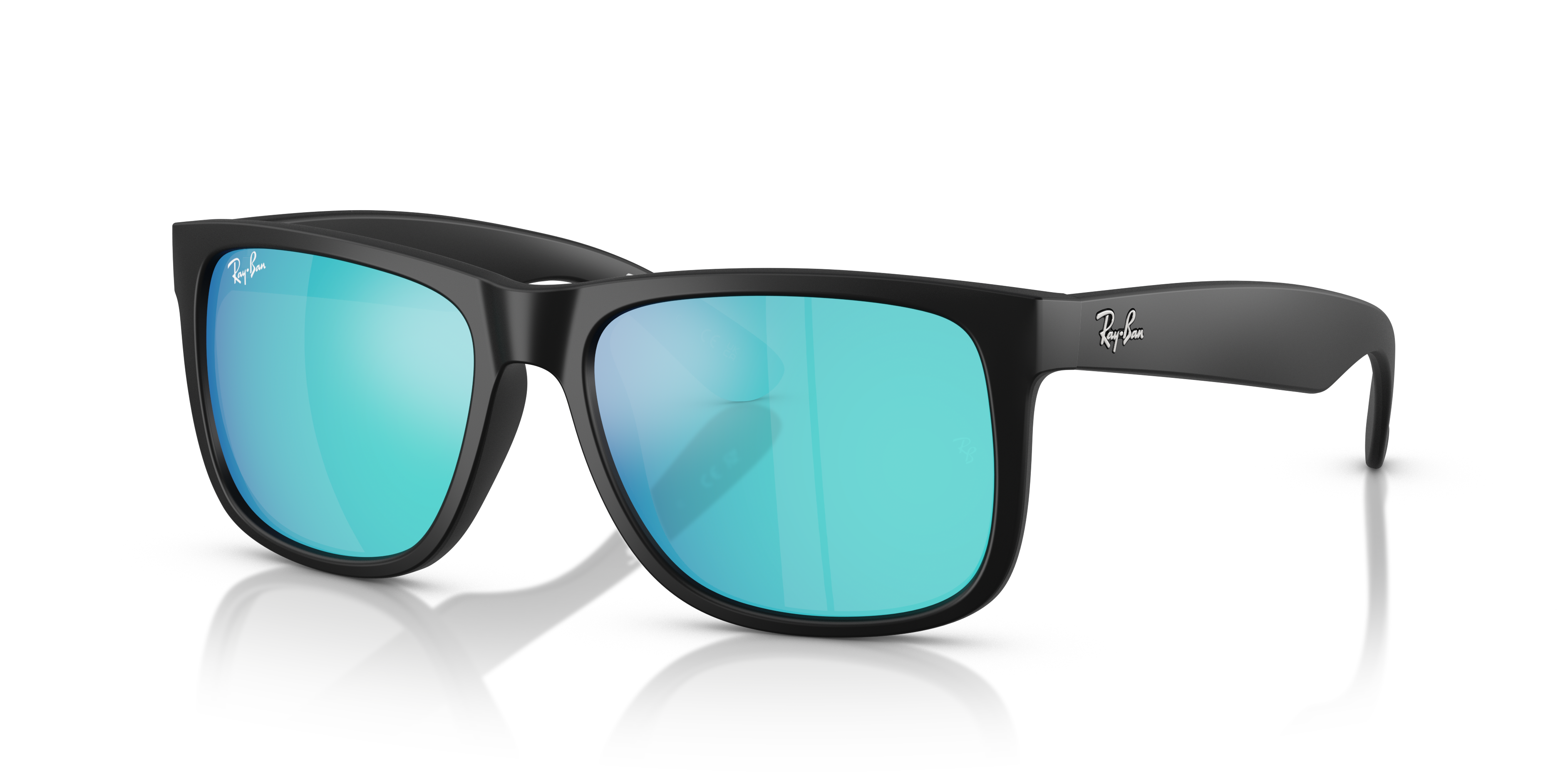 Occhiali da sole Ray-Ban Justin da uomo con montatura gommata nera e lenti verdi, visti frontalmente e leggermente angolati.