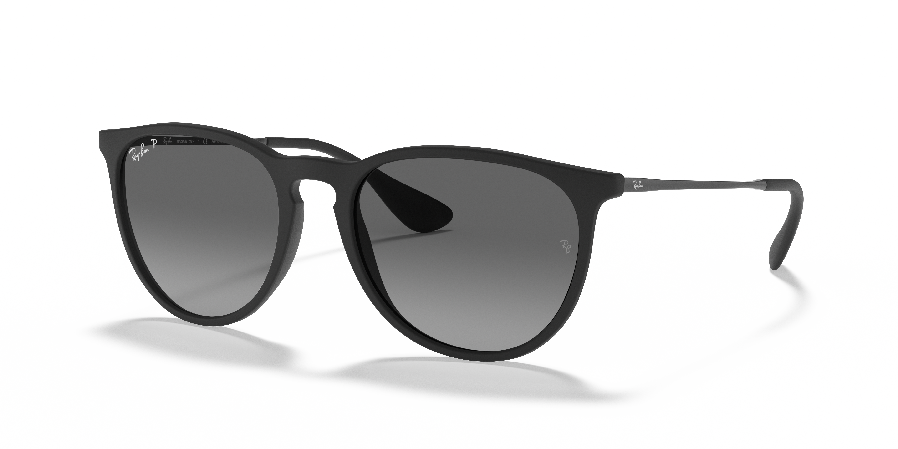 Occhiali da sole Ray-Ban Erika 0RB4171 Rubber Black con lenti scure, indossati da una donna con viso ovale, in ambiente ester