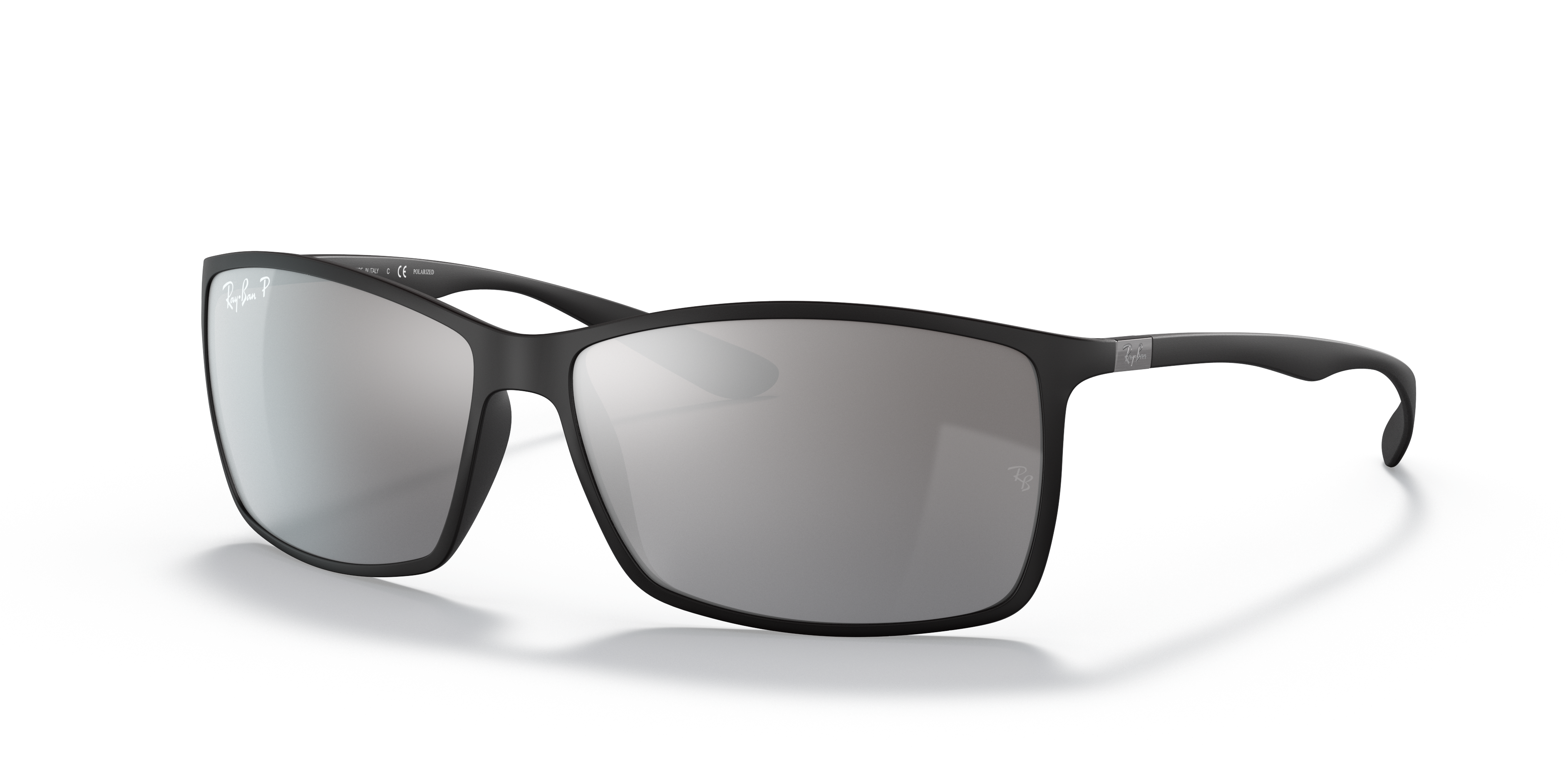 Occhiali da sole Ray-Ban 0RB4179 Liteforce neri lucidi, visti di profilo e di fronte, indossati da un uomo, con lenti scure