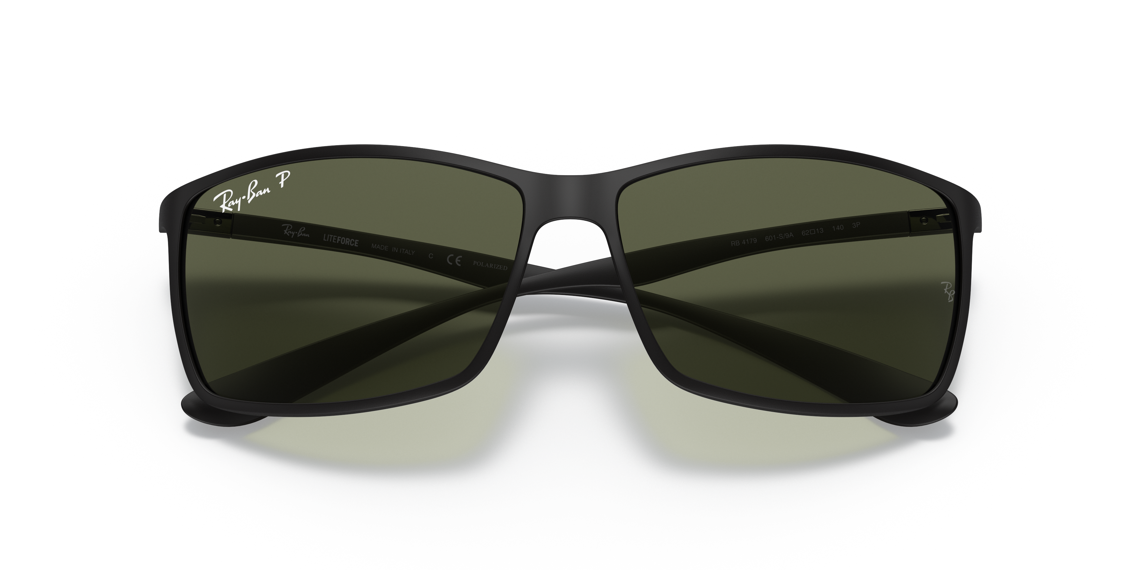 Occhiali da sole Ray-Ban 0RB4179 Liteforce neri lucidi, visti di profilo e di fronte, indossati da un uomo, con lenti scure