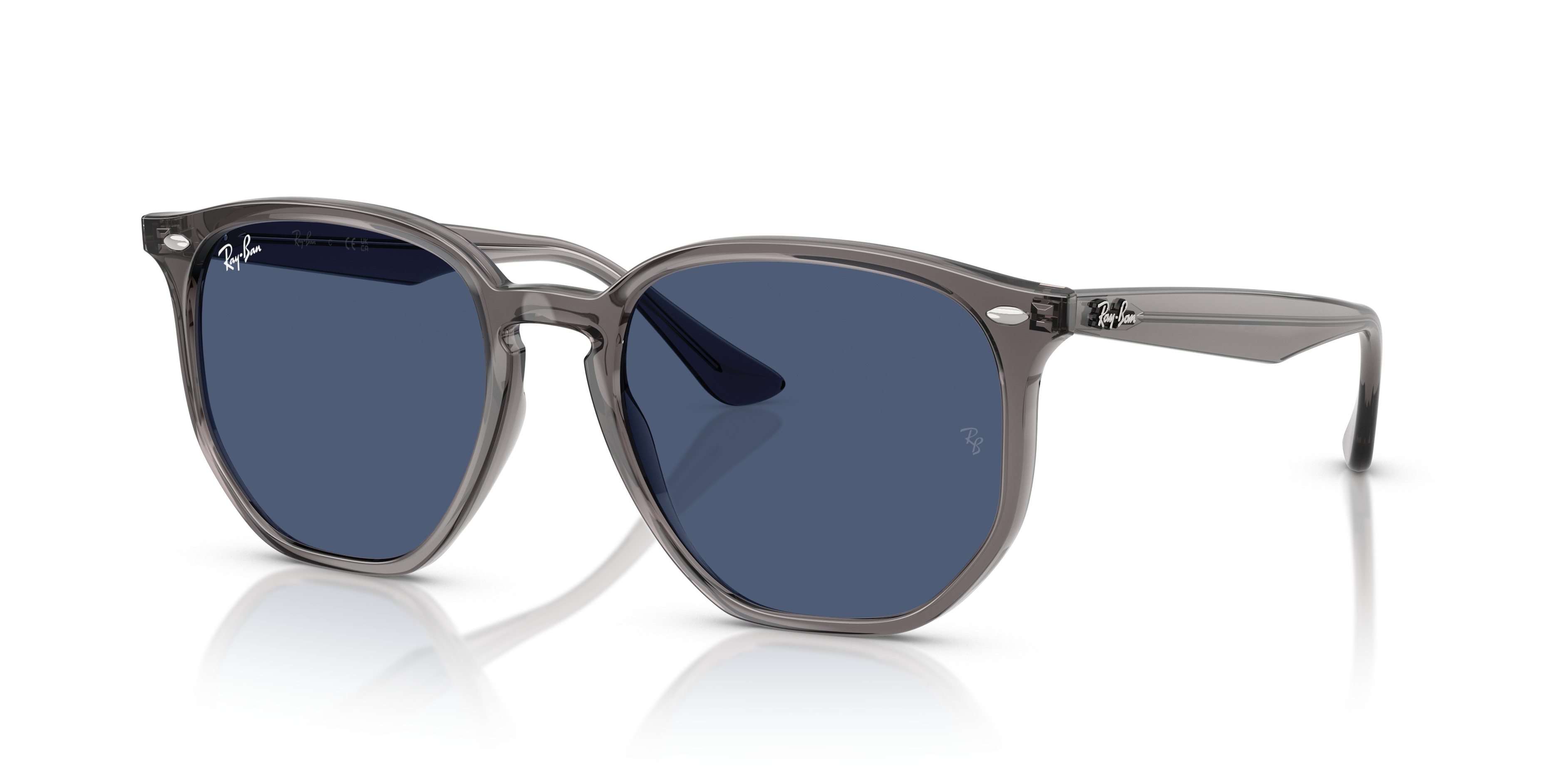 Occhiali da sole Ray-Ban RB4306 Opal Grey su sfondo neutro, mostrati frontalmente con lenti grigie sfumate e montatura opaca.