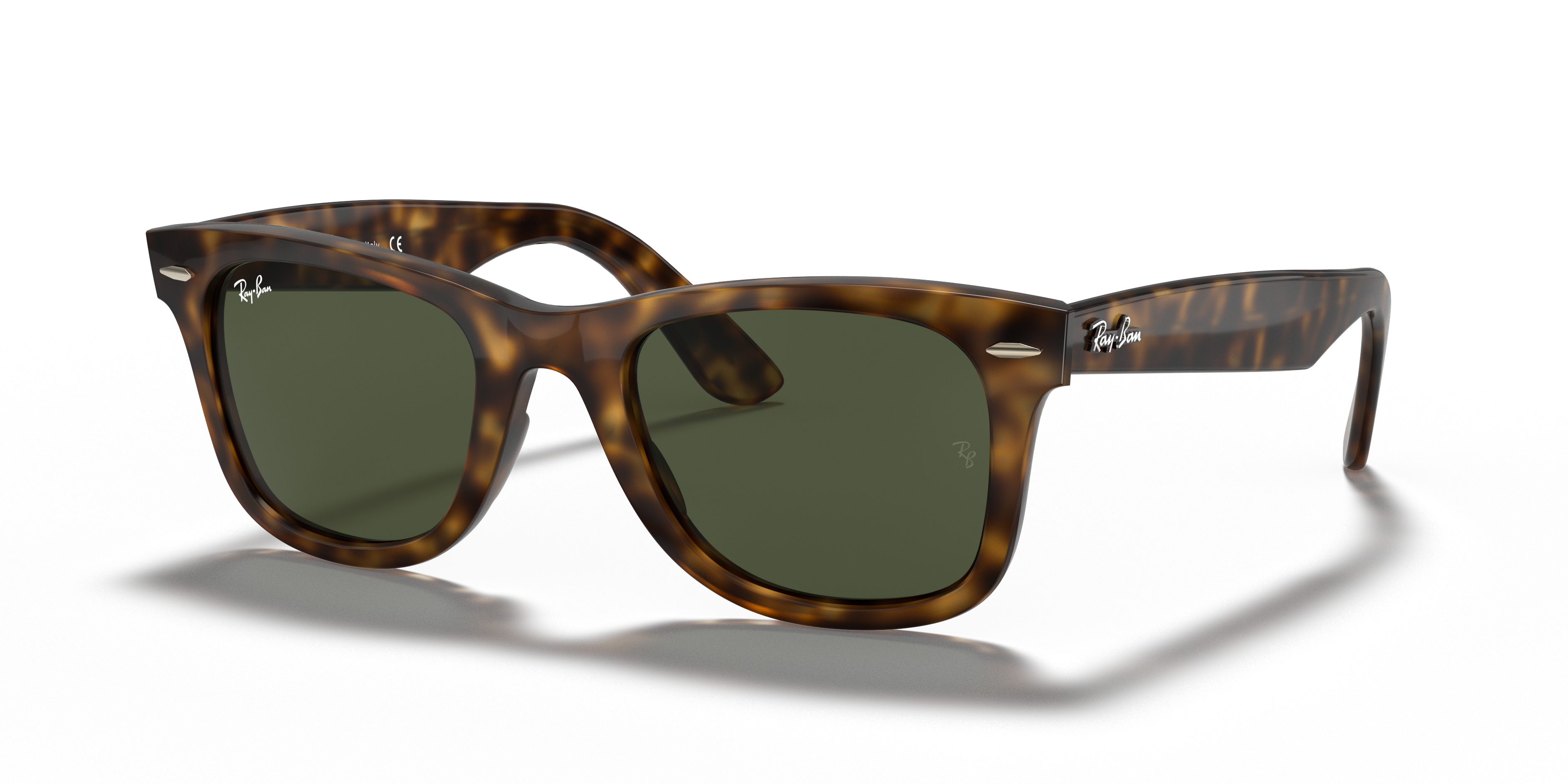 Occhiali da sole Ray-Ban Wayfarer 0RB4340 Light Havana unisex posati su una superficie chiara, che mostra la montatura tartar