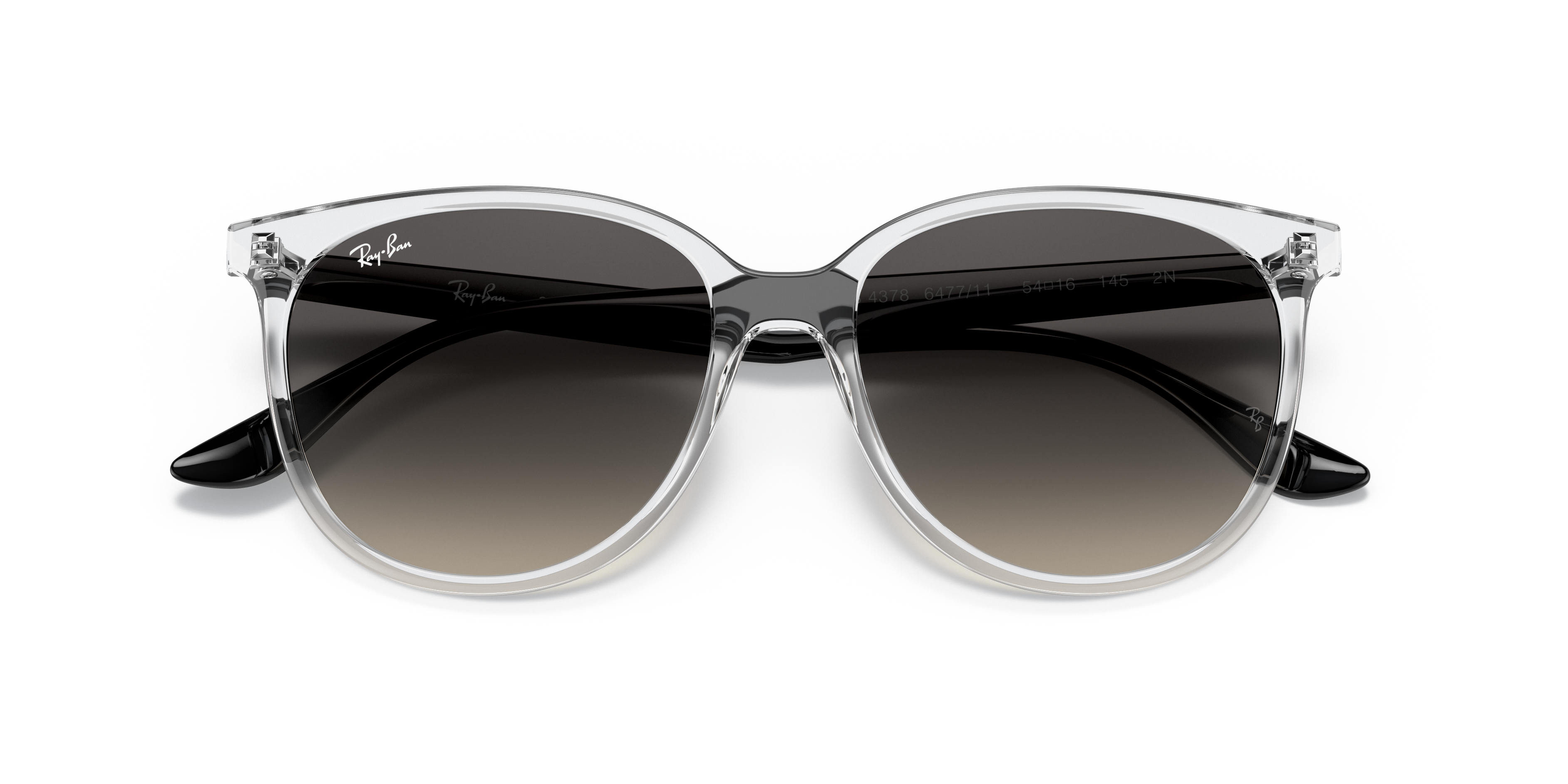 Occhiali da sole Ray-Ban RB4378 donna, montatura grigio trasparente con lenti scure, indossati da una modella su sfondo chiar
