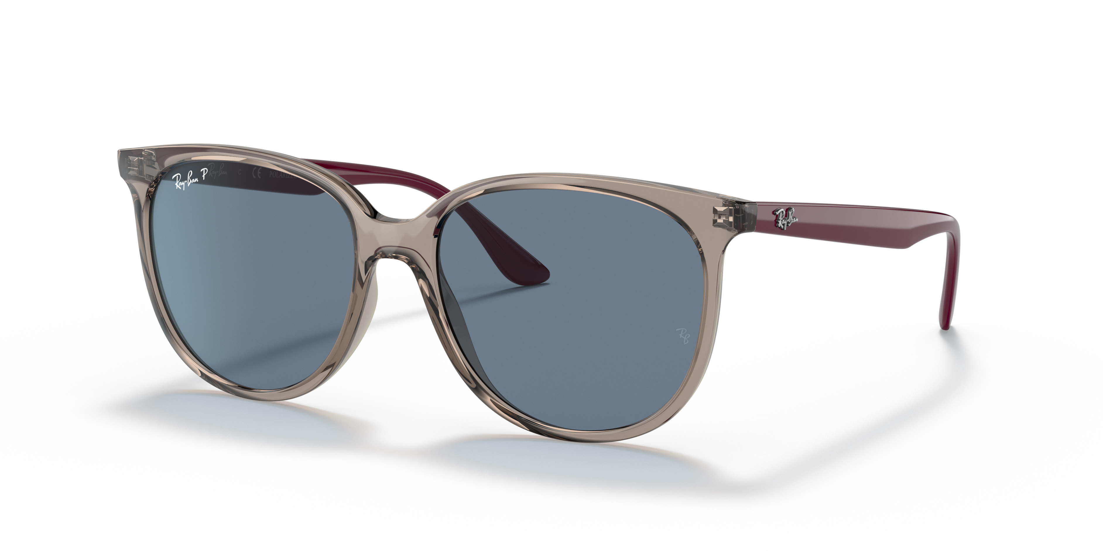 Occhiali da sole Ray-Ban RB4378 donna, montatura grigio trasparente con lenti scure, indossati da una modella su sfondo chiar
