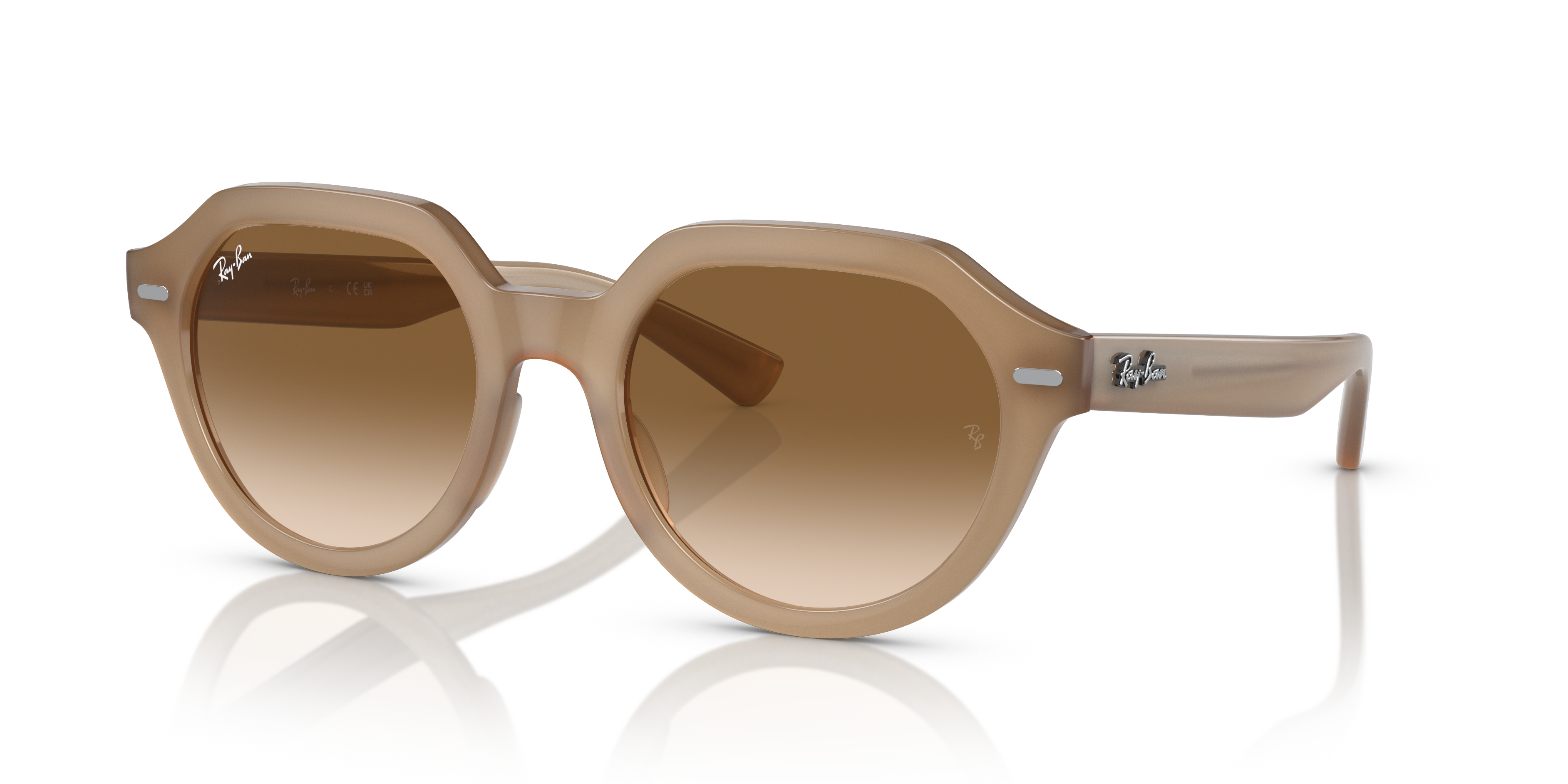 Occhiali da sole Ray-Ban Gina 0RB4399 colore Turtledove su sfondo neutro, lenti scure e montatura chiara.