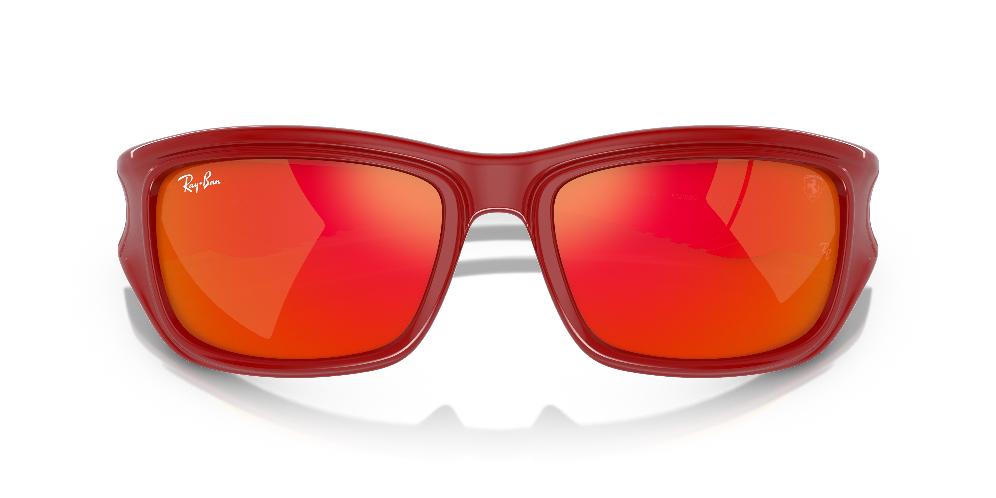 Occhiali da sole uomo Ray-Ban 0RB4405M Scuderia Ferrari Red On Black, lenti scure, in primo piano su sfondo neutro.
