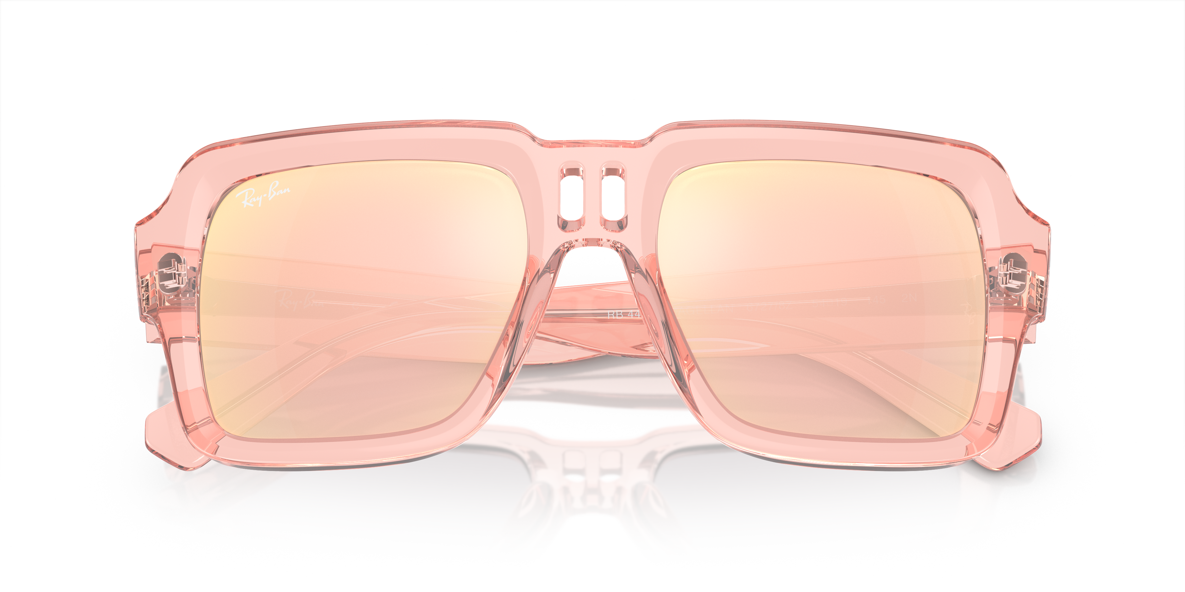 Occhiali da sole Ray-Ban Magellan 0RB4408 con montatura rosa trasparente e lenti scure, indossati da una persona in primo pia