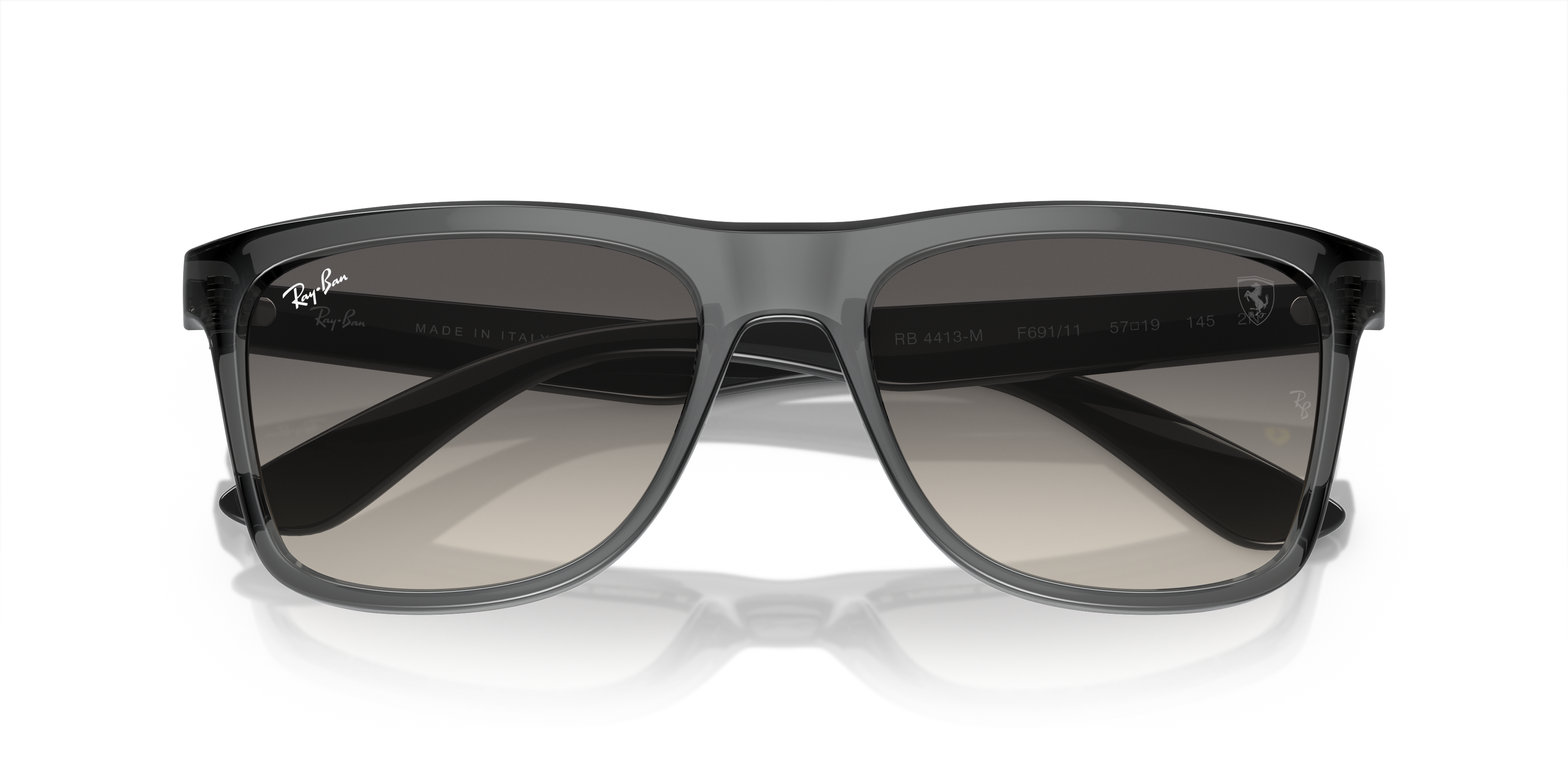 Occhiali da sole Ray-Ban RB4413M Scuderia Ferrari neri, vista frontale, montatura squadrata con logo sulla stanghetta, su sfo