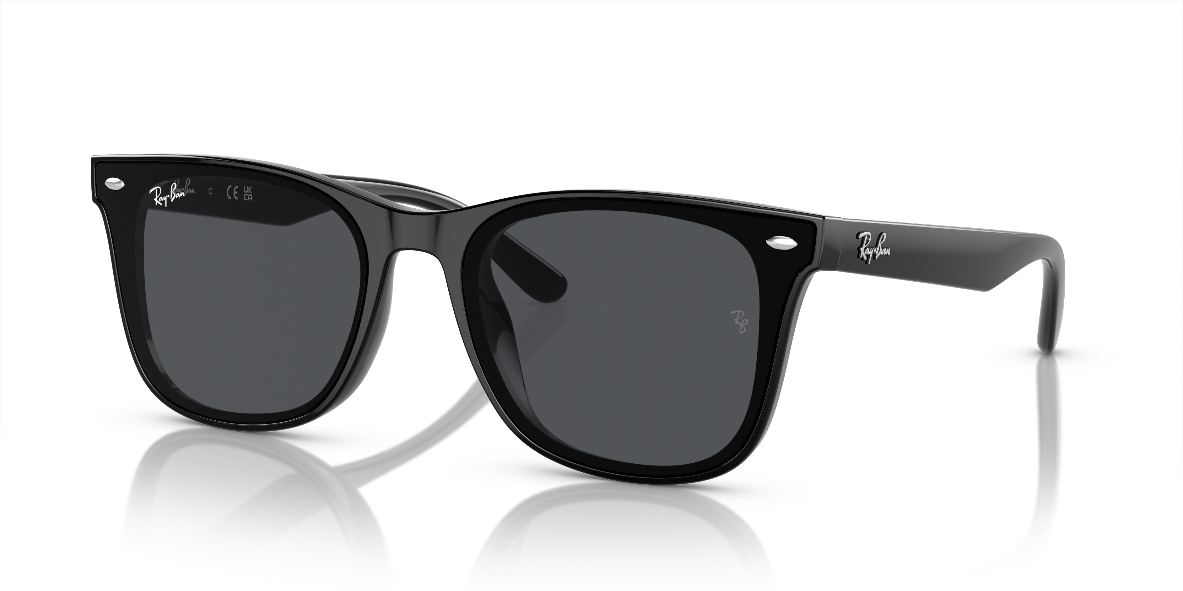 Occhiali da sole Ray-Ban RB4420 neri, modello unisex con montatura in nylon e lenti scure, indossati su un fondo neutro.