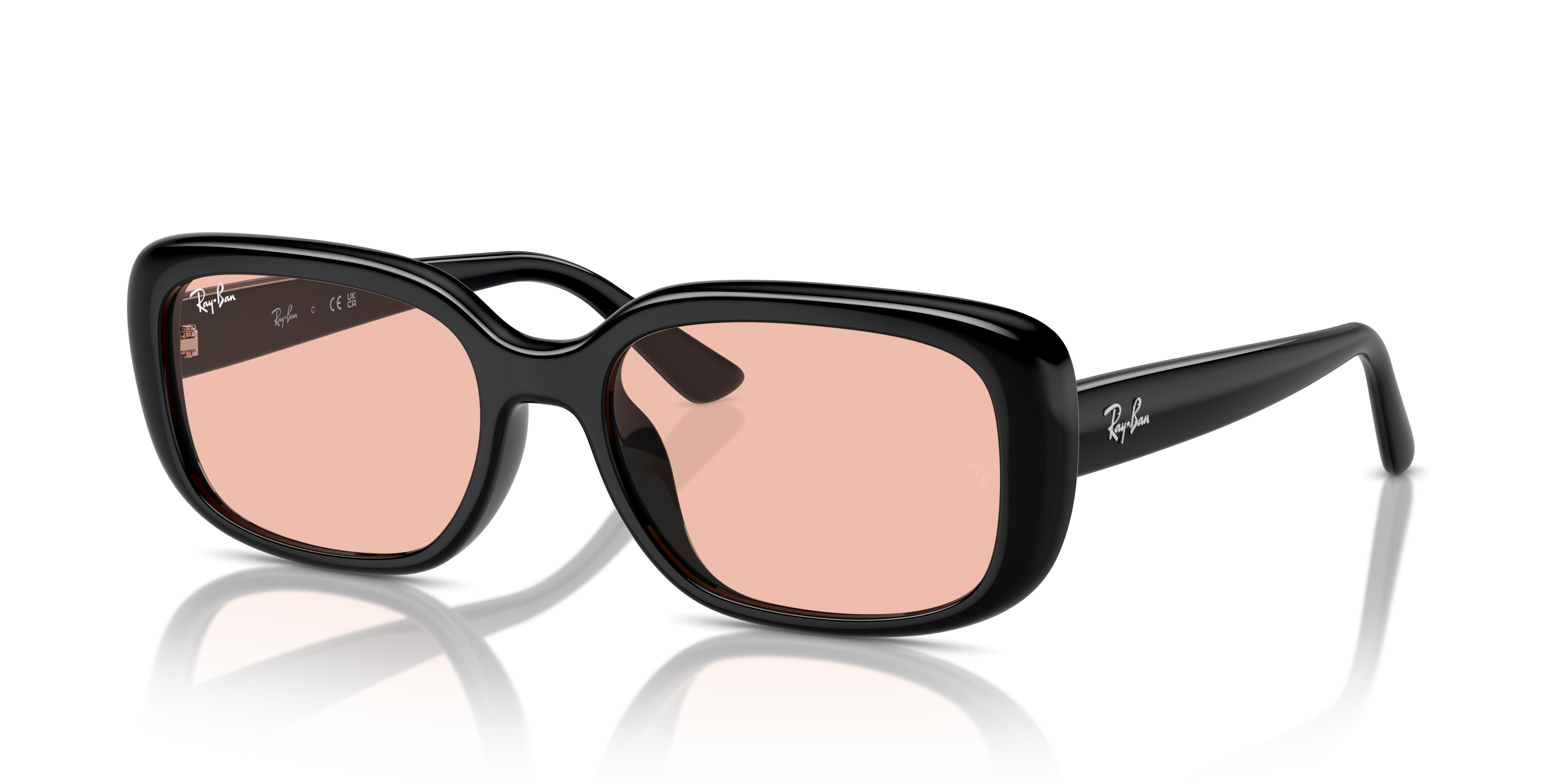 Occhiali da sole Ray-Ban RB4421D Bio-Based neri, montatura spessa in primo piano, lenti scure con logo Ray-Ban inciso. Modell