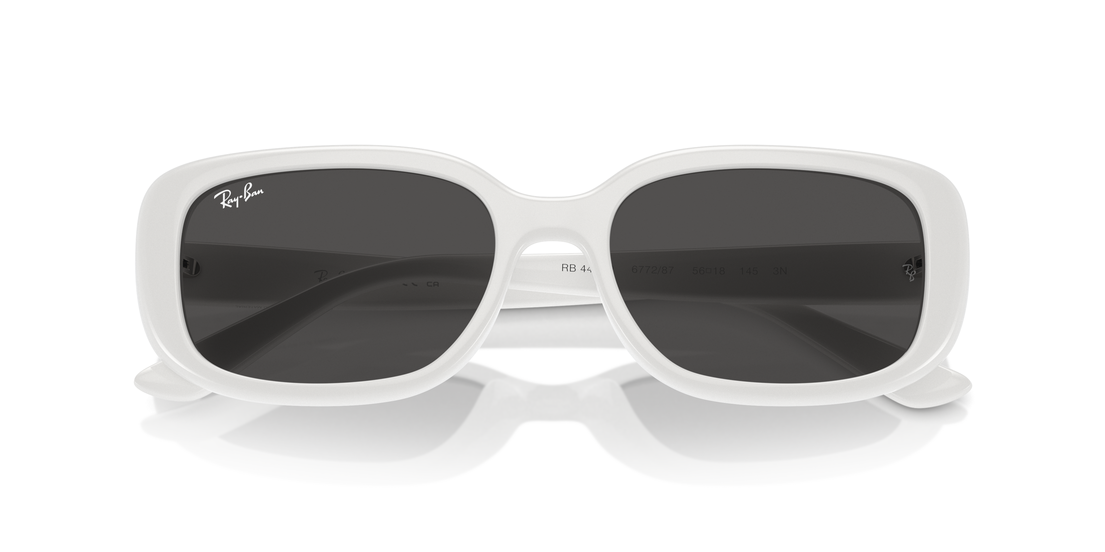 Occhiali da sole Ray-Ban RB4421D Bio-Based neri, montatura spessa in primo piano, lenti scure con logo Ray-Ban inciso. Modell