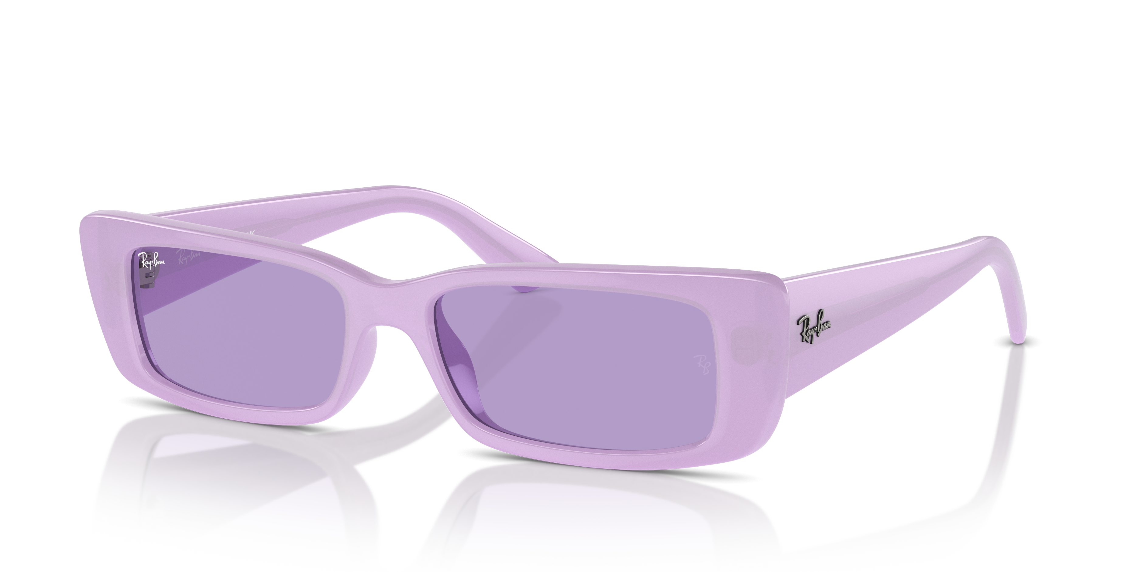 Occhiali da sole Ray-Ban Teru 0RB4425 di colore lilla con lenti scure, posti su una superficie chiara, che ne mostra la forma