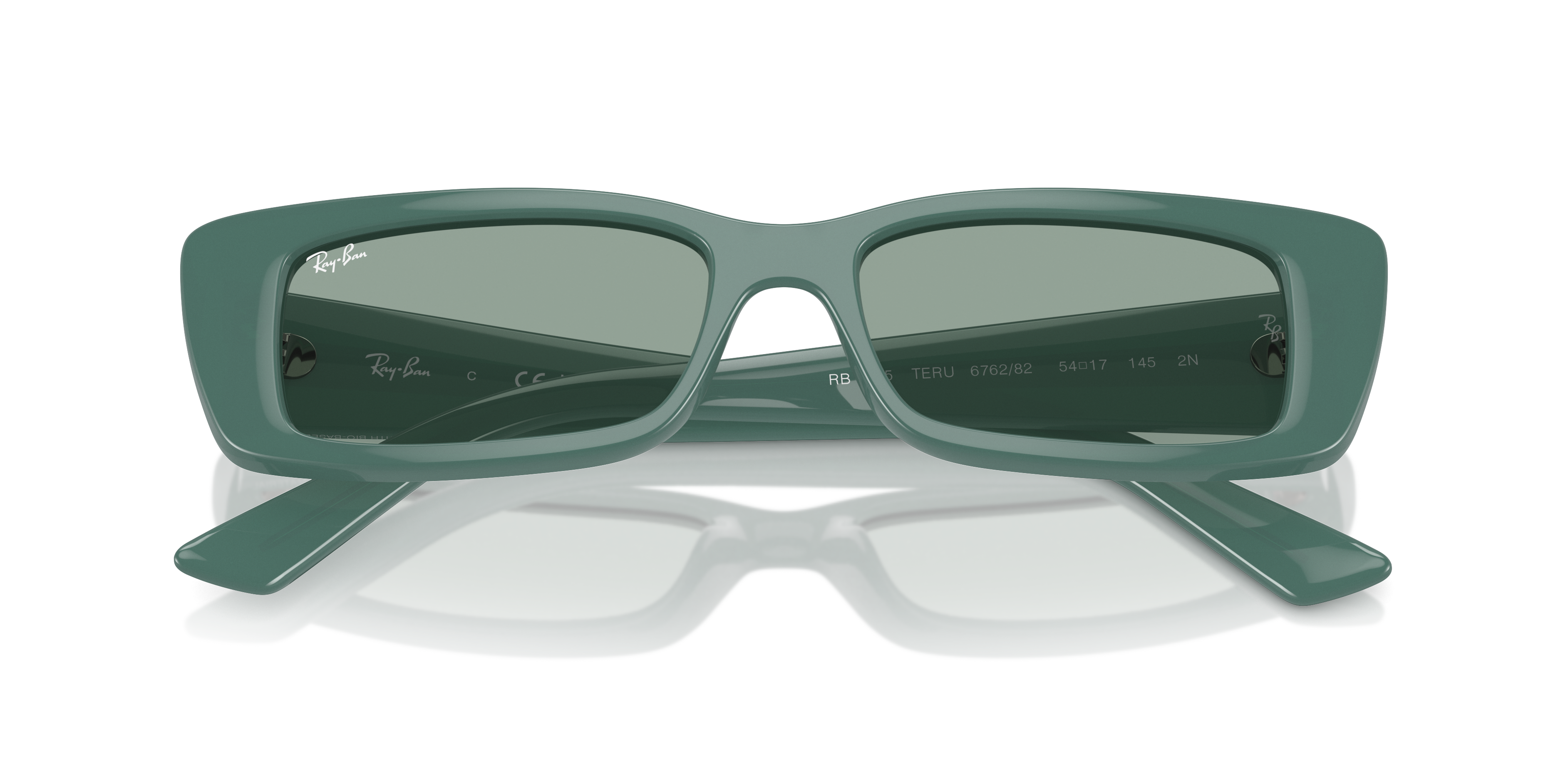 Occhiali da sole Ray-Ban Teru 0RB4425 di colore lilla con lenti scure, posti su una superficie chiara, che ne mostra la forma