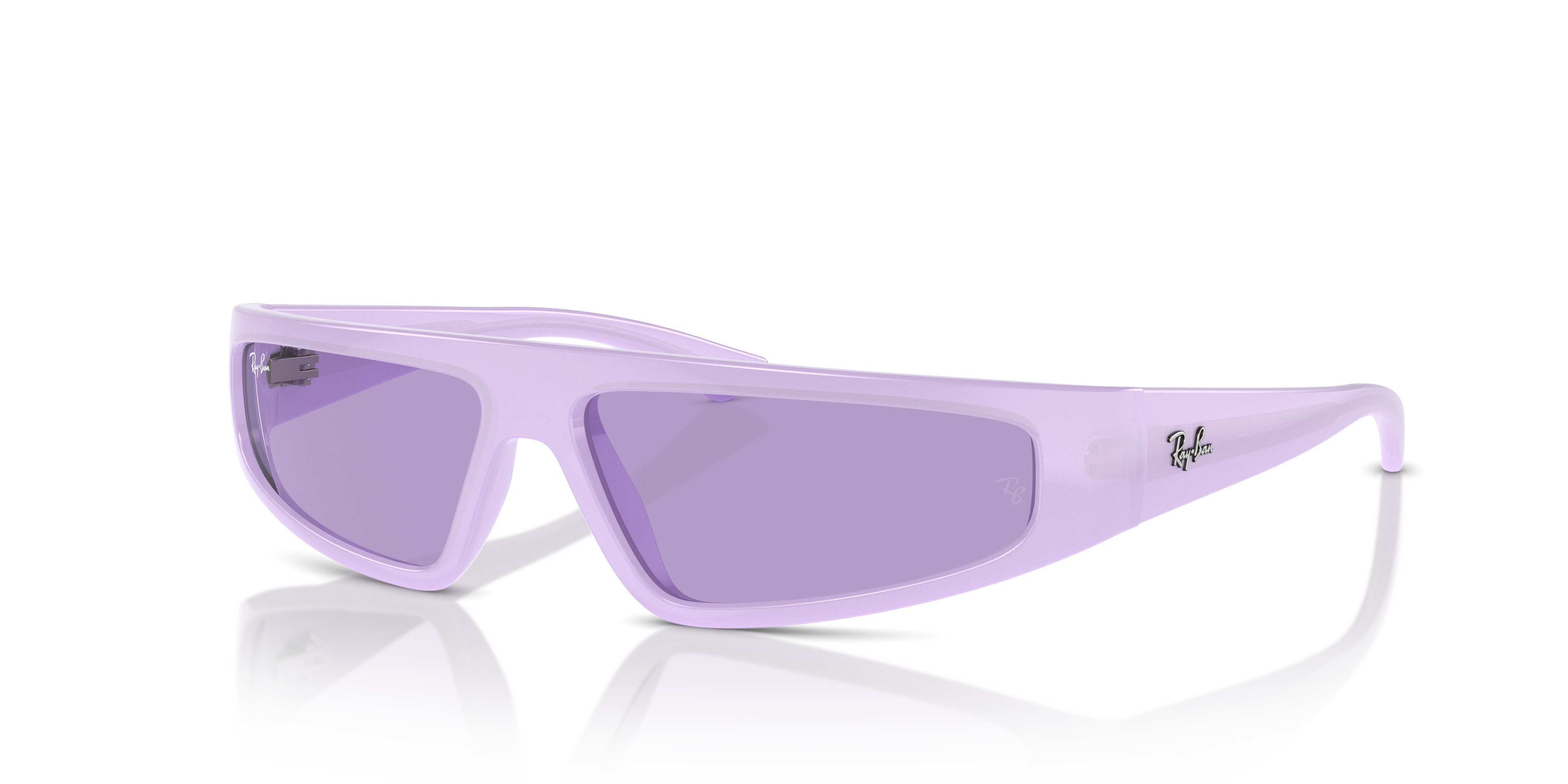 Occhiali da sole Ray-Ban 0RB4432 Izaz lilla unisex con montatura trasparente e lenti grigio sfumato, posti su sfondo bianco.