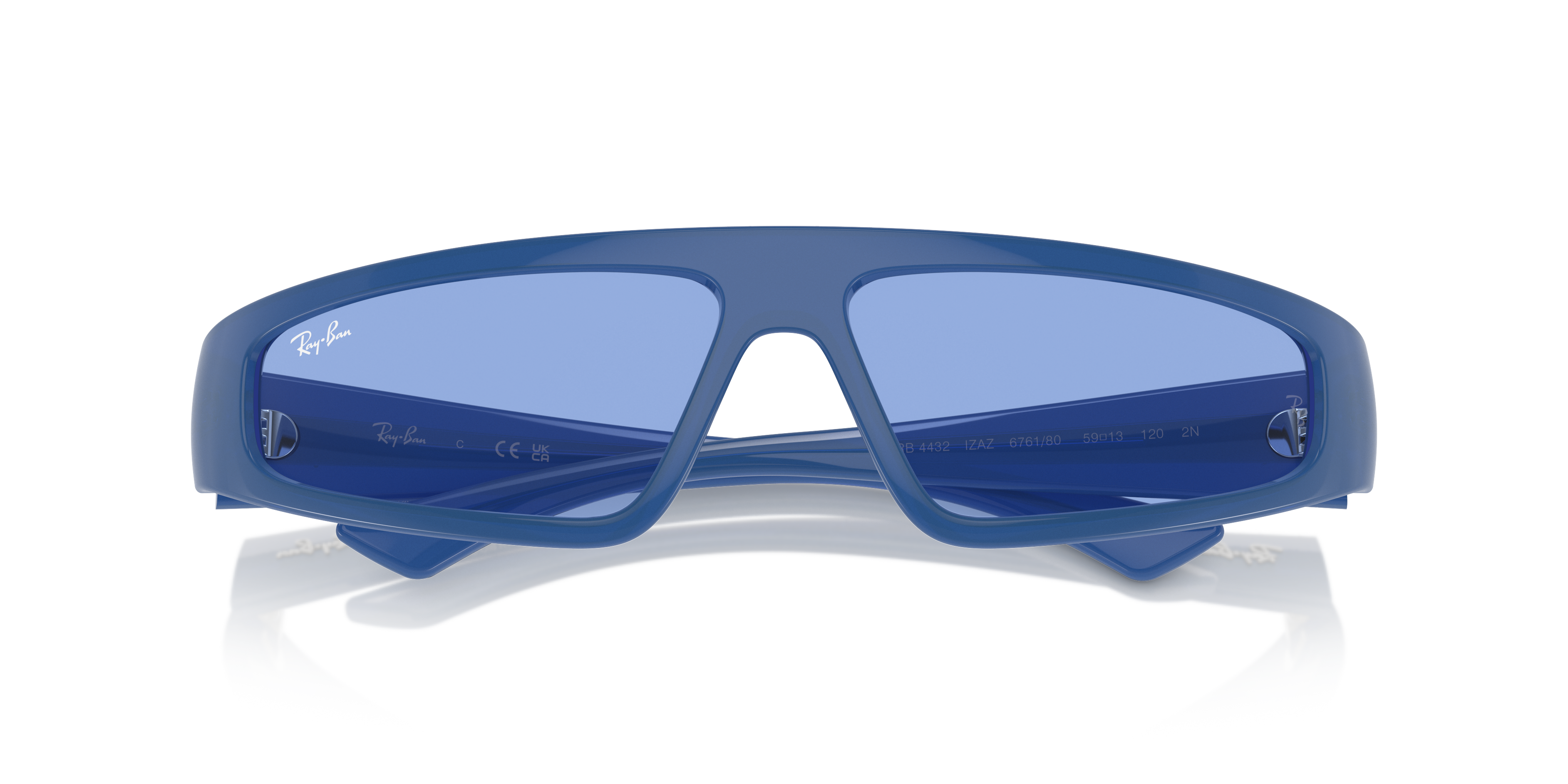 Occhiali da sole Ray-Ban 0RB4432 Izaz lilla unisex con montatura trasparente e lenti grigio sfumato, posti su sfondo bianco.