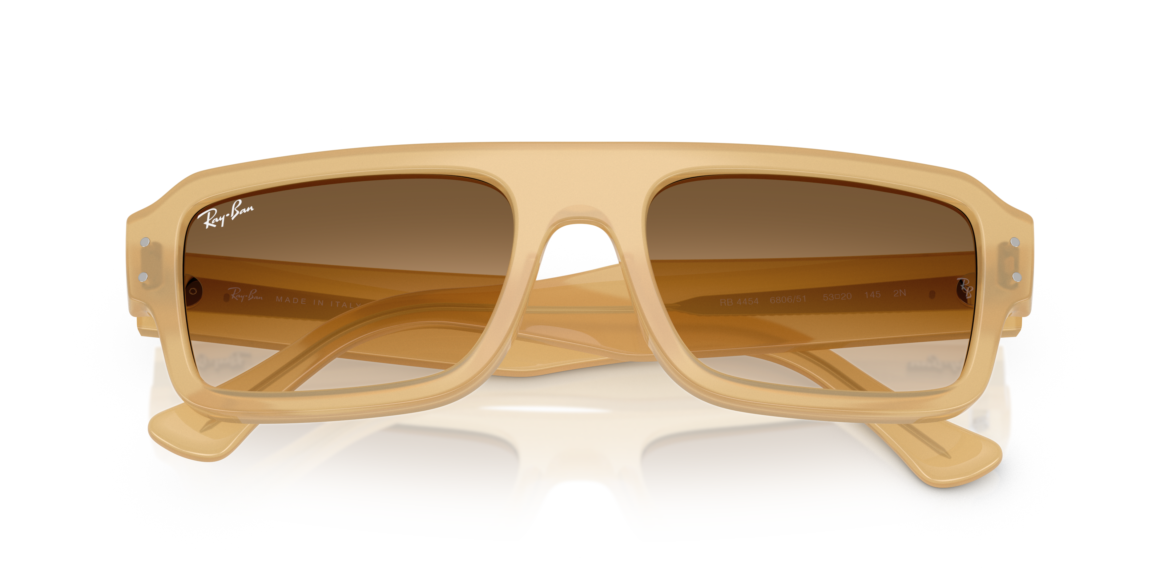 Occhiali da sole Ray-Ban 0RB4454 Flacko con montatura Havana e lenti scure, indossati da una persona in primo piano.