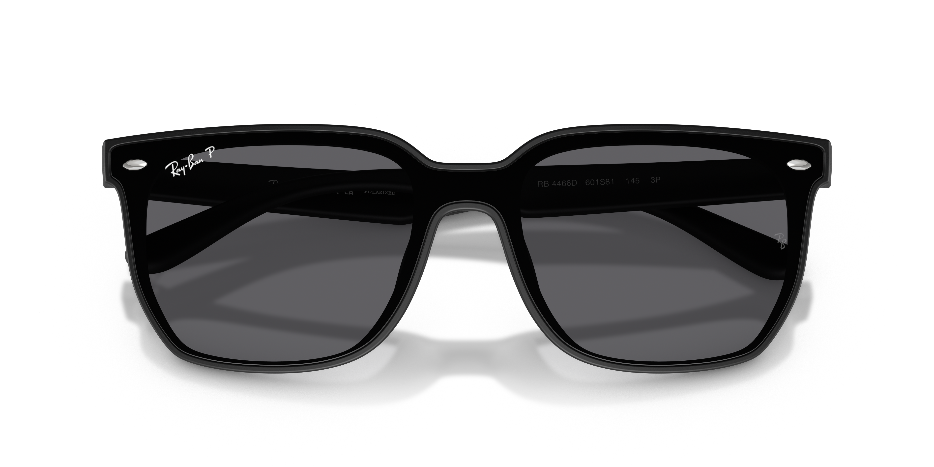 Occhiali da sole Ray-Ban RB4466D neri con montatura squadrata indossati da un modello, mostrati frontalmente con sfondo sfoca