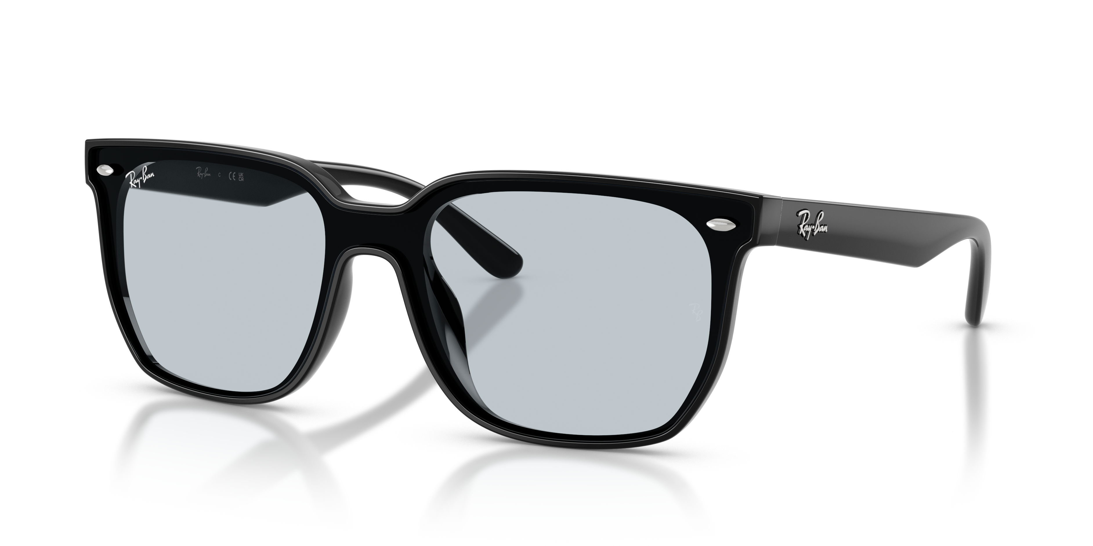 Occhiali da sole Ray-Ban RB4466D neri con montatura squadrata indossati da un modello, mostrati frontalmente con sfondo sfoca