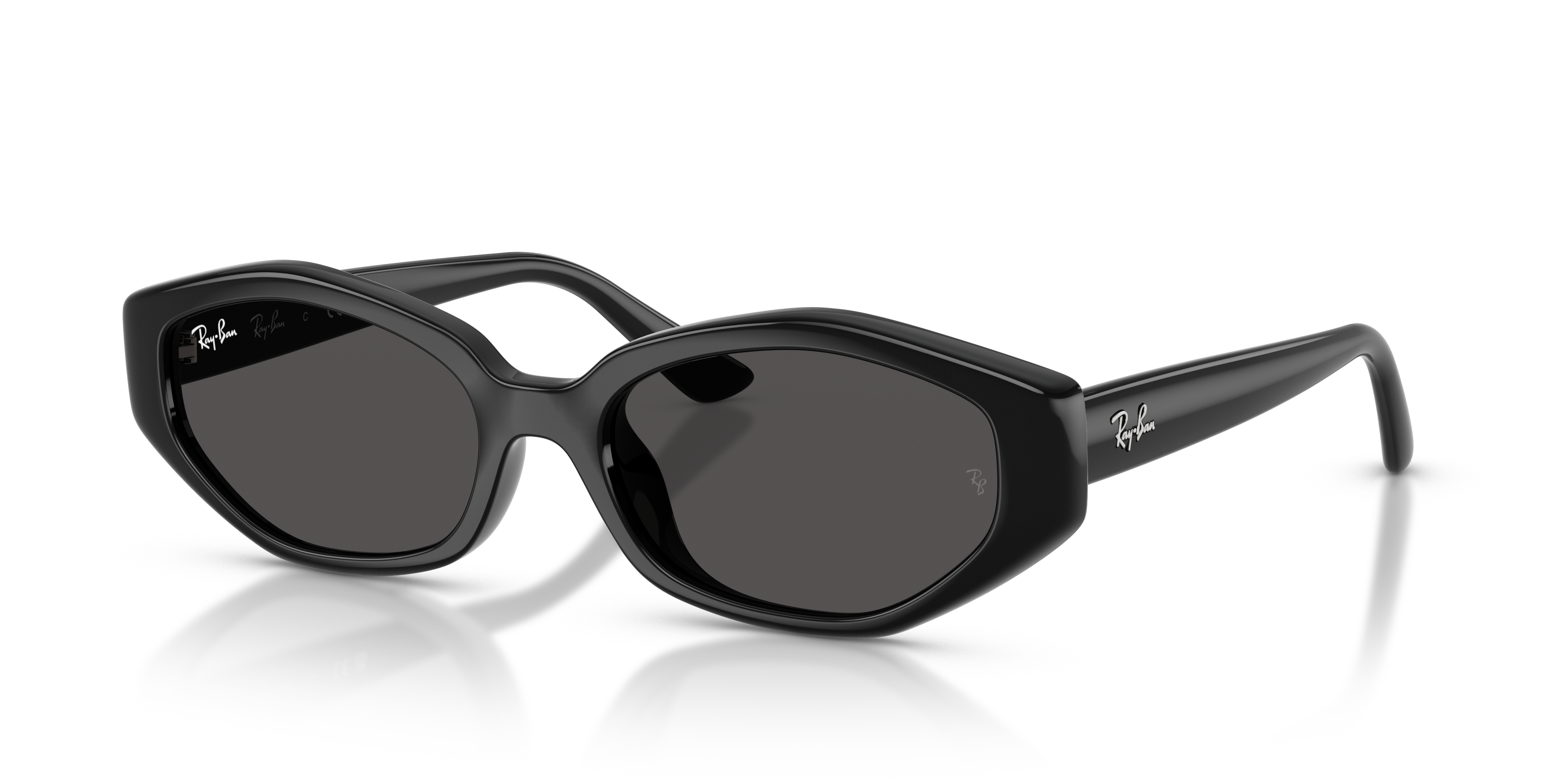 Occhiali da sole Ray-Ban RB4473D neri visti frontalmente, con montatura in acetato lucido e lenti scure, su sfondo bianco.