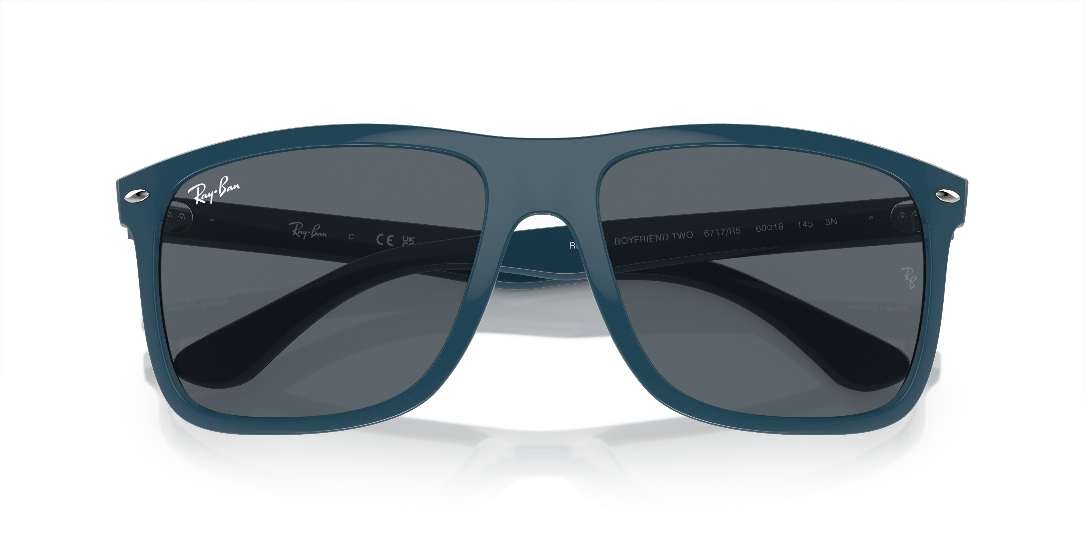 Occhiali da sole Ray-Ban Boyfriend Two modello 0RB4547 di colore nero, visti frontalmente su sfondo chiaro.