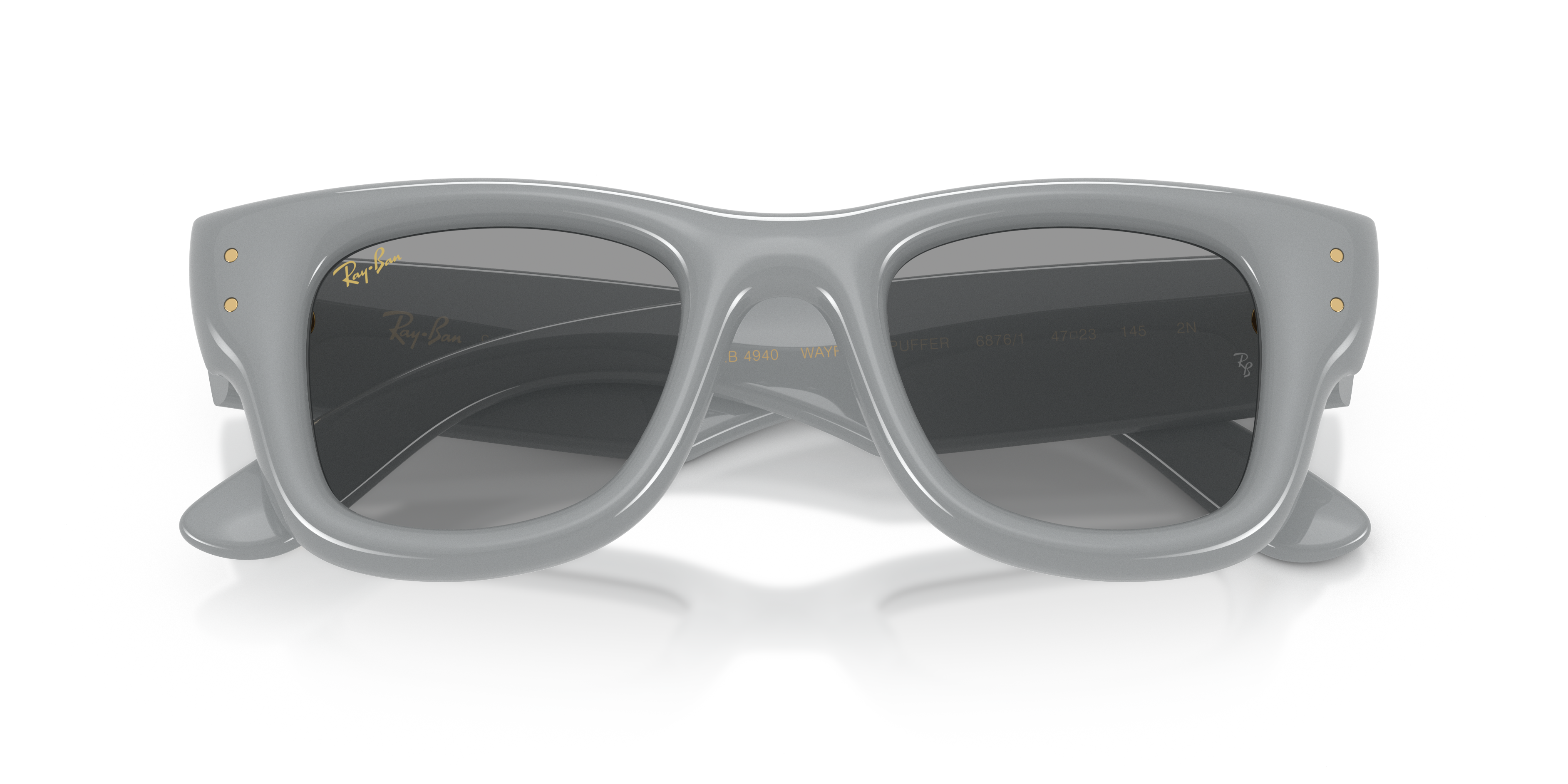 Occhiali da sole Ray-Ban Wayfarer Puffer 0RB4940 neri, mostrati frontalmente con lenti scure, su uno sfondo neutro.