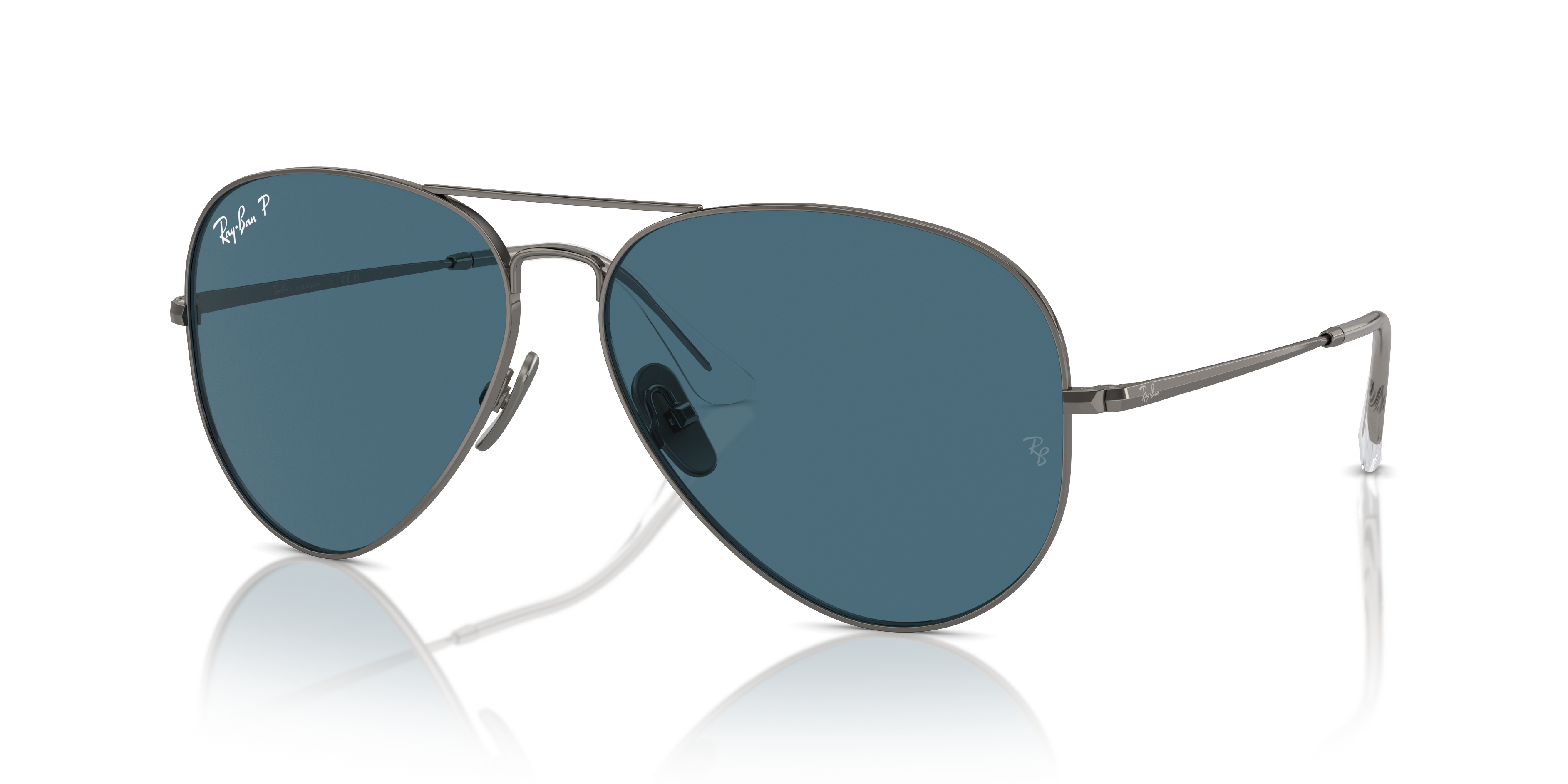 Occhiali da sole Ray-Ban Aviator Titanium 0RB8089 Gunmetal posizionati su una superficie chiara, con messa a fuoco sulle lent