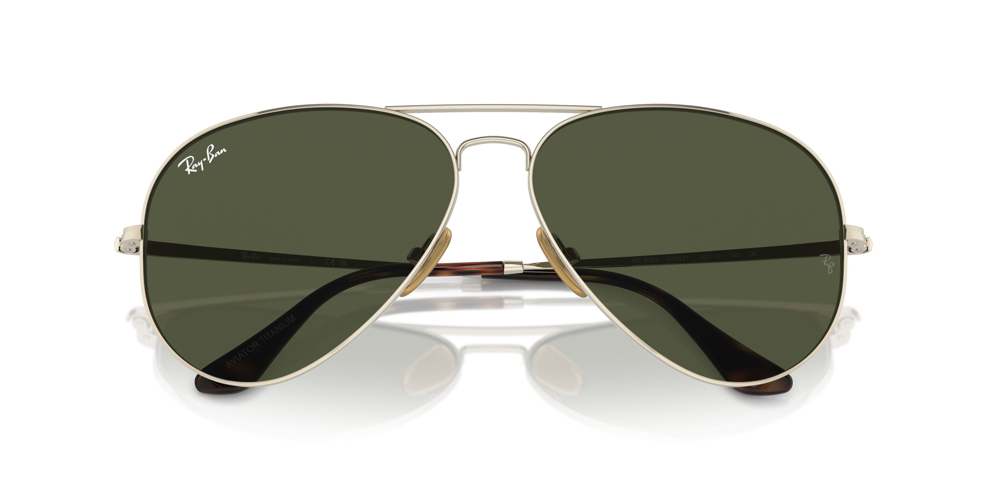 Occhiali da sole Ray-Ban Aviator Titanium 0RB8089 Gunmetal posizionati su una superficie chiara, con messa a fuoco sulle lent