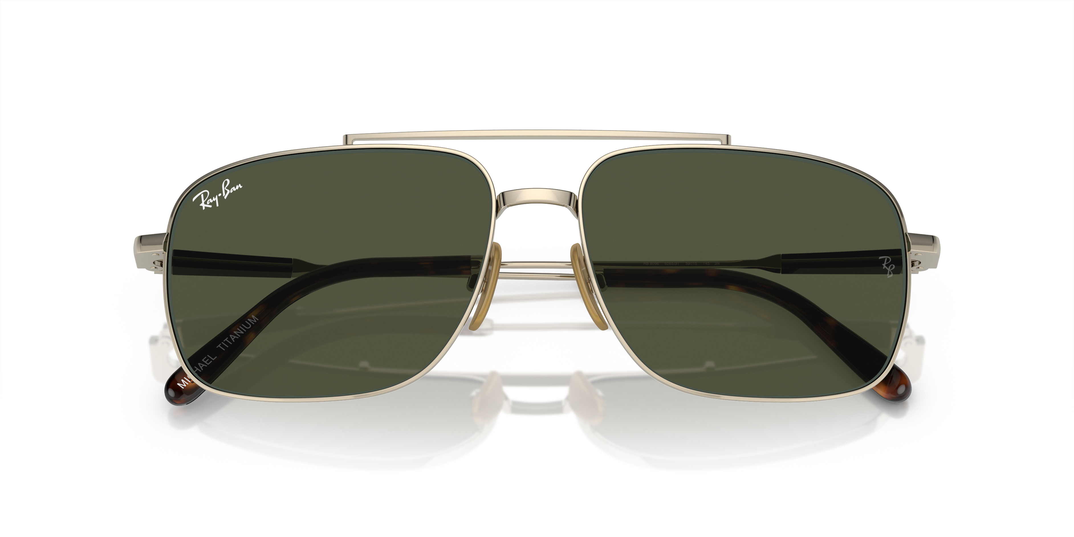 Occhiali da sole Ray-Ban Michael Titanium 0RB8096 con montatura in titanio colore Oro Arista, posti su una superficie chiara,