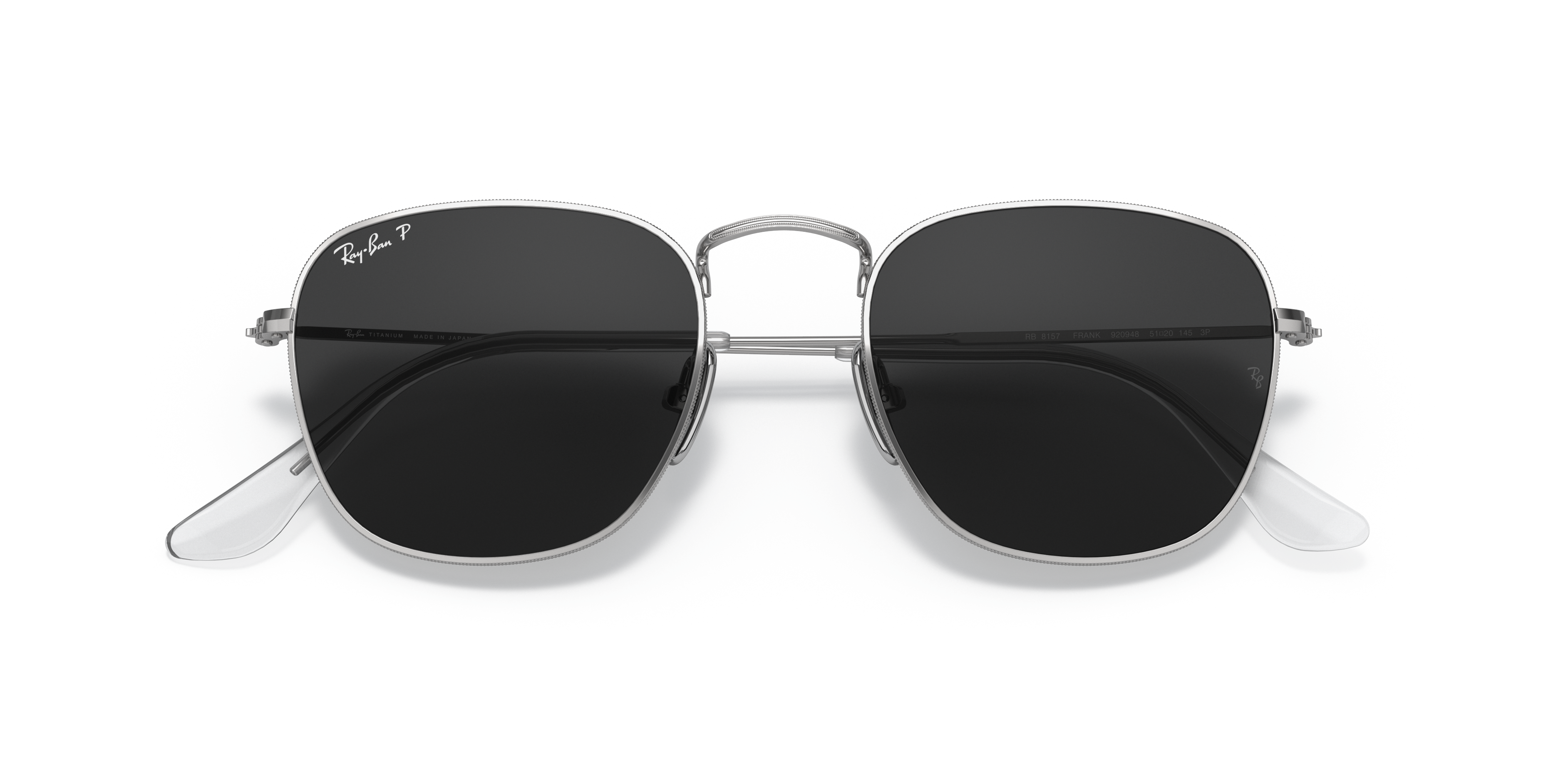 Occhiali da sole Ray-Ban Frank modello 0RB8157 con montatura color argento e lenti grigio-verde su sfondo chiaro.