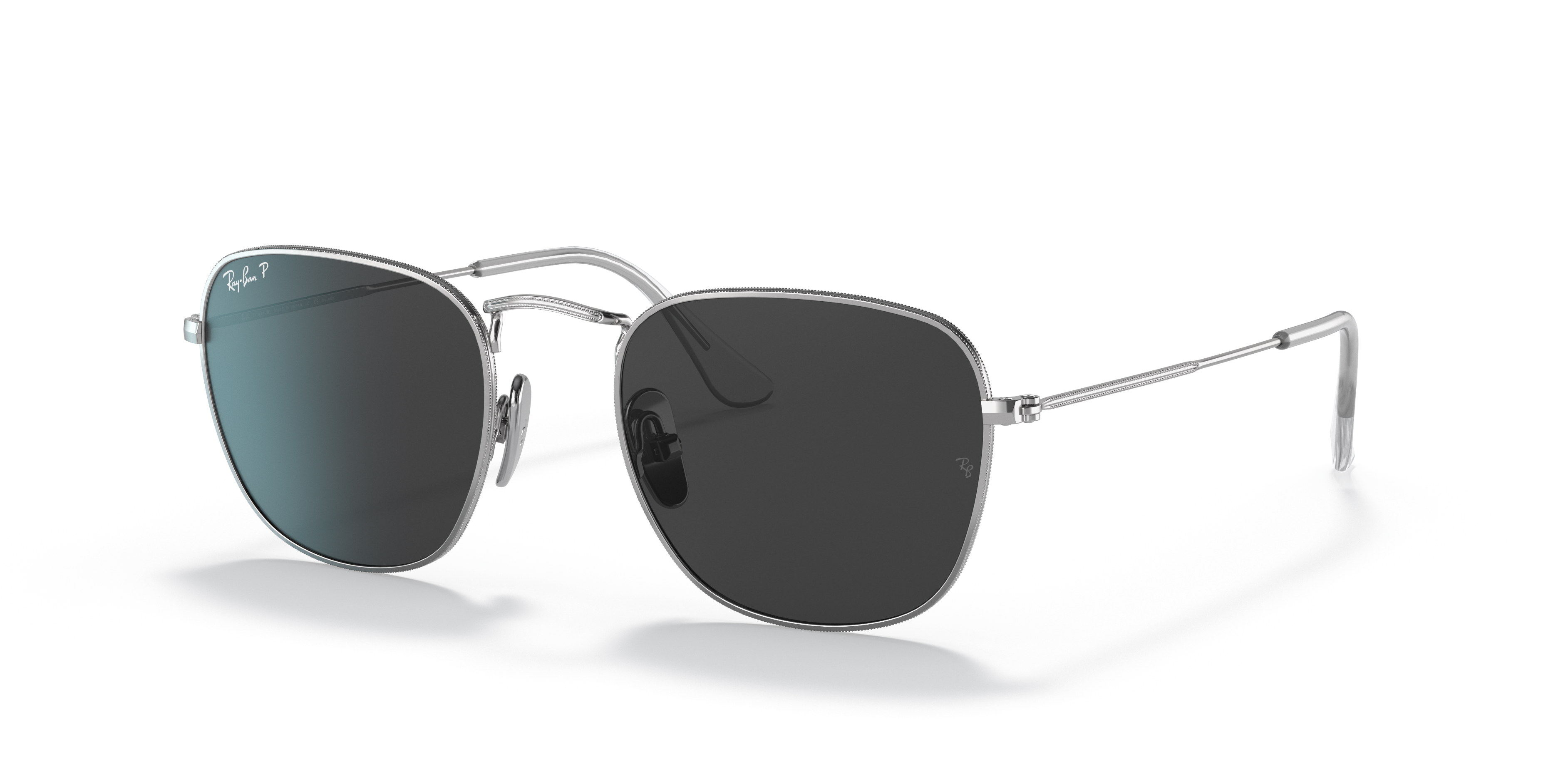 Occhiali da sole Ray-Ban Frank modello 0RB8157 con montatura color argento e lenti grigio-verde su sfondo chiaro.