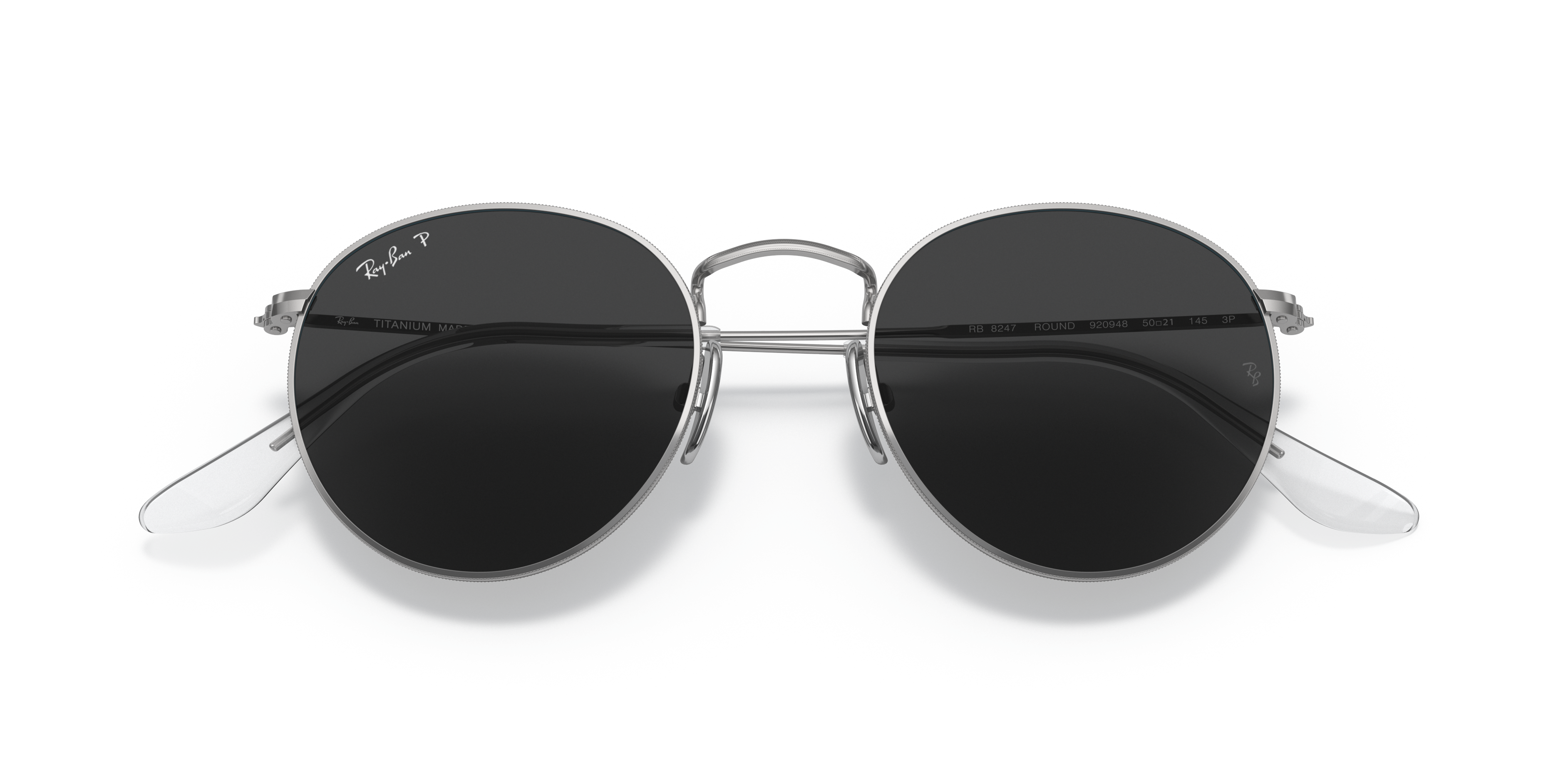 Occhiali da sole Ray-Ban Round 0RB8247 con montatura argento e lenti scure, mostrati su sfondo bianco per esaltarne la forma