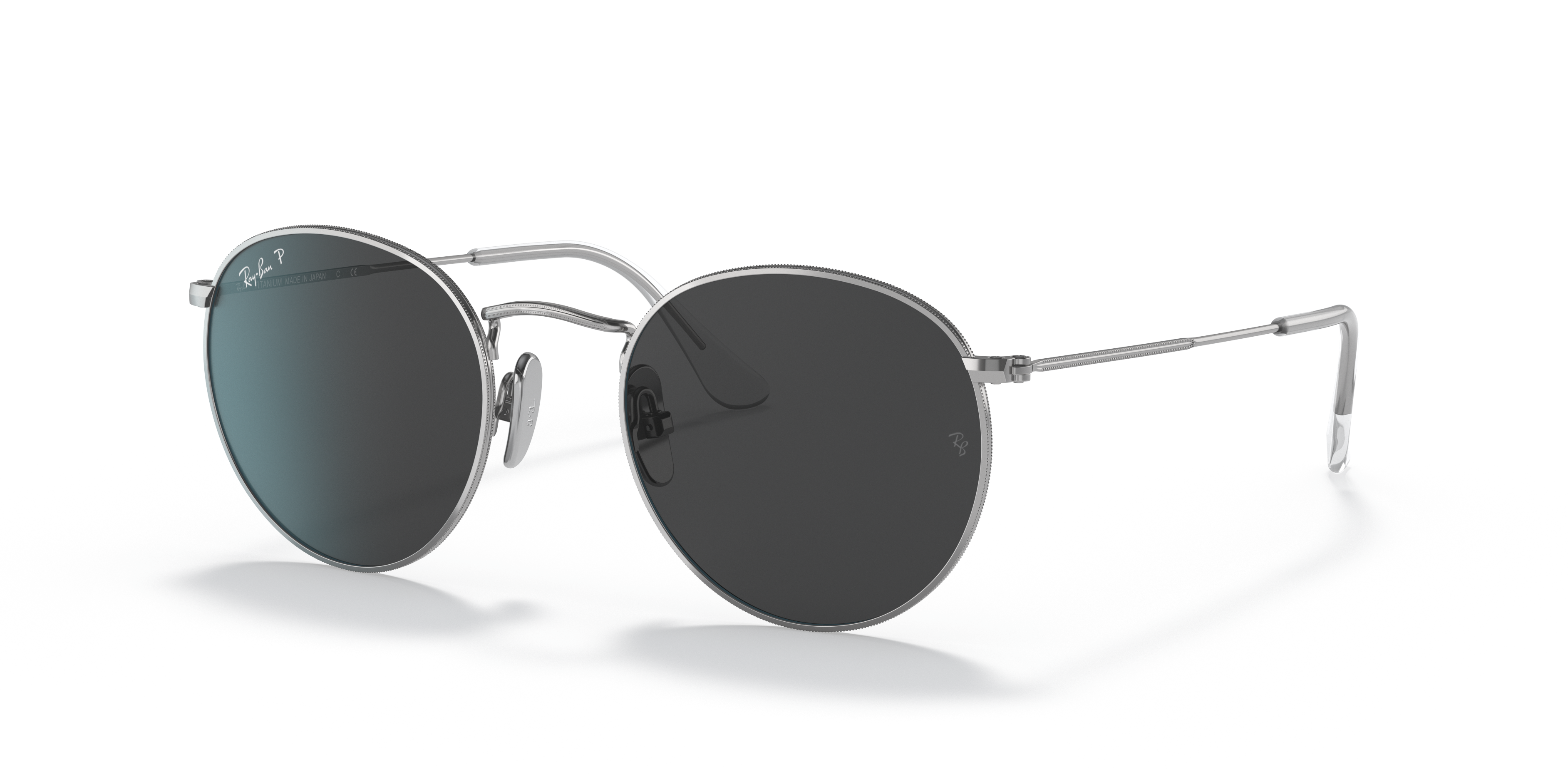 Occhiali da sole Ray-Ban Round 0RB8247 con montatura argento e lenti scure, mostrati su sfondo bianco per esaltarne la forma