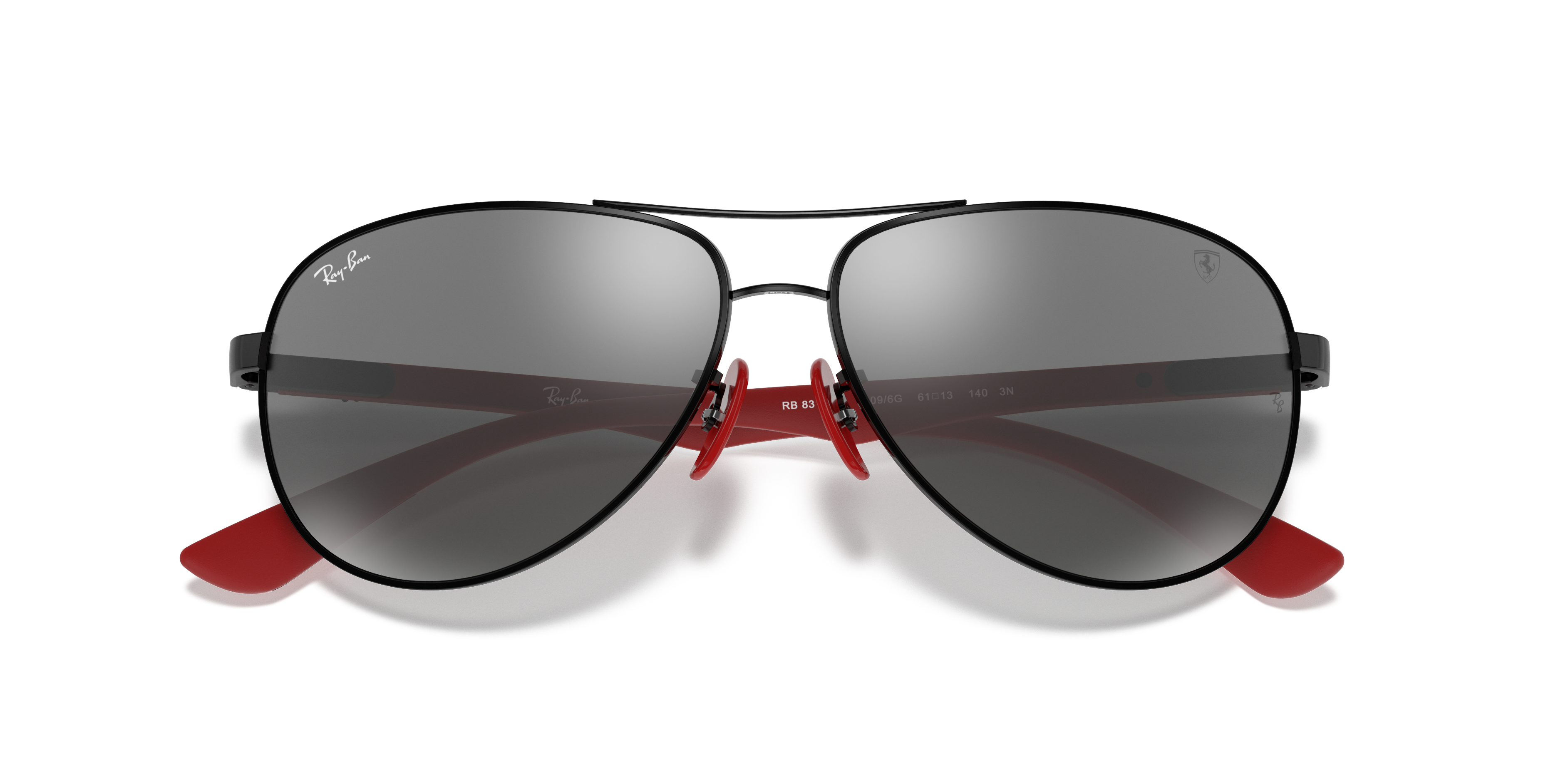 Primo piano di occhiali da sole Ray-Ban Ferrari 0RB8313M neri per uomo, con lenti scure e logo Ferrari sull'asta, su sfondo c
