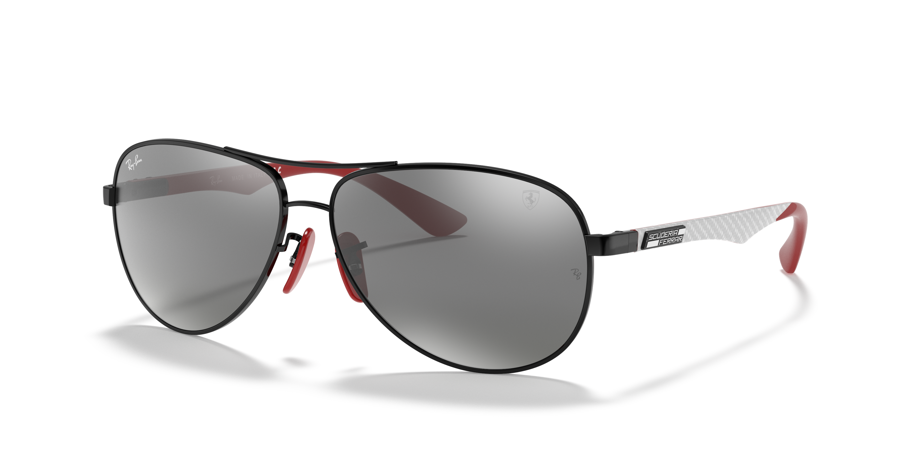 Primo piano di occhiali da sole Ray-Ban Ferrari 0RB8313M neri per uomo, con lenti scure e logo Ferrari sull'asta, su sfondo c