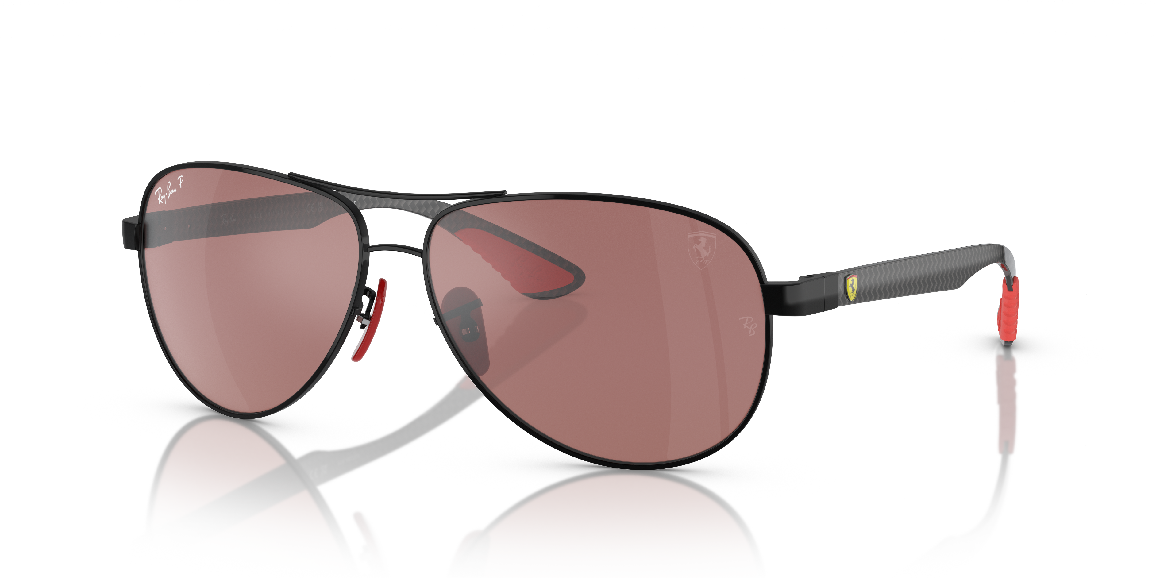 Occhiali da sole uomo Ray-Ban 0RB8331M Scuderia Ferrari neri, con montatura in fibra di carbonio e lenti polarizzate P+.