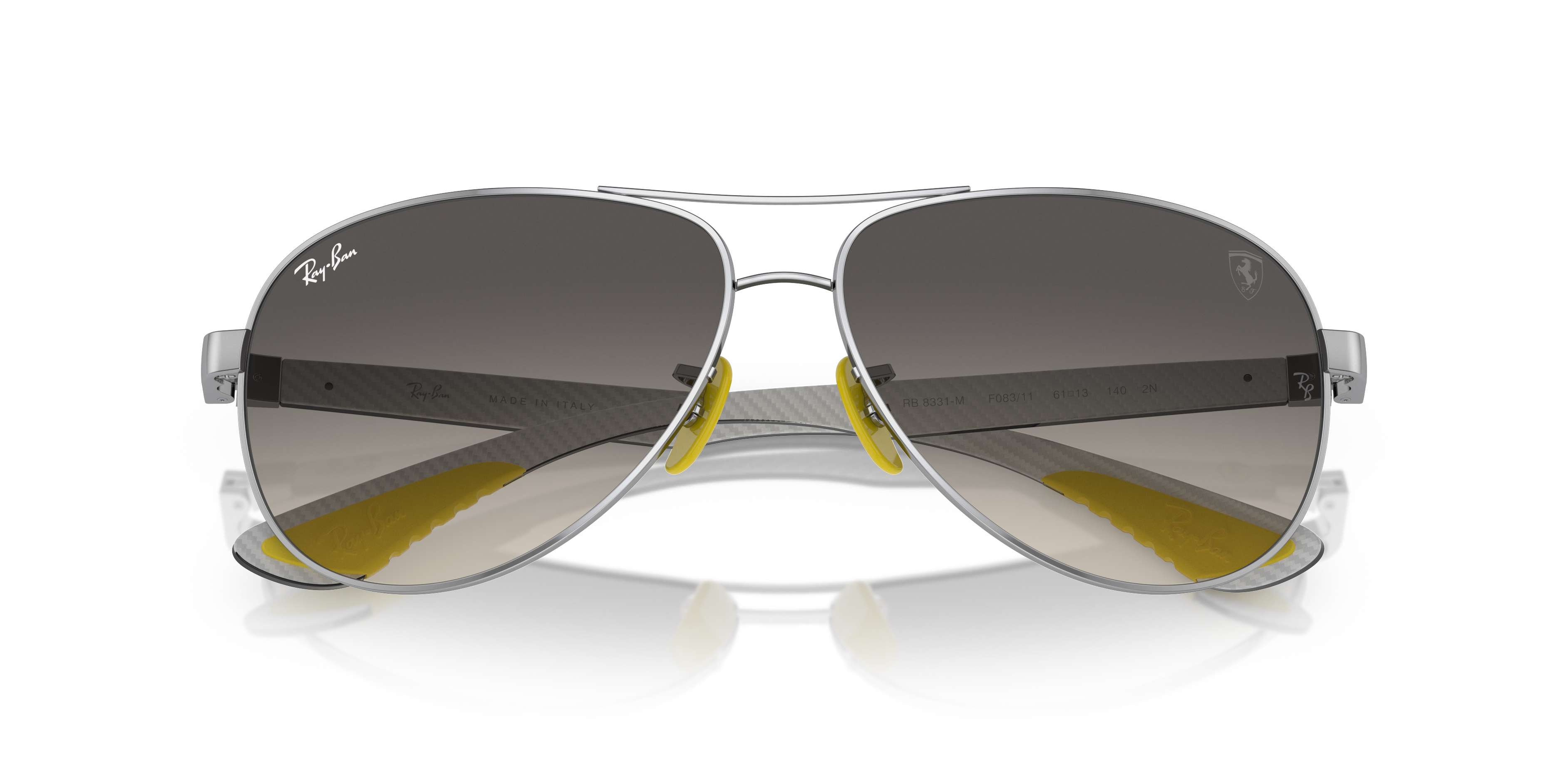 Occhiali da sole uomo Ray-Ban 0RB8331M Scuderia Ferrari neri, con montatura in fibra di carbonio e lenti polarizzate P+.