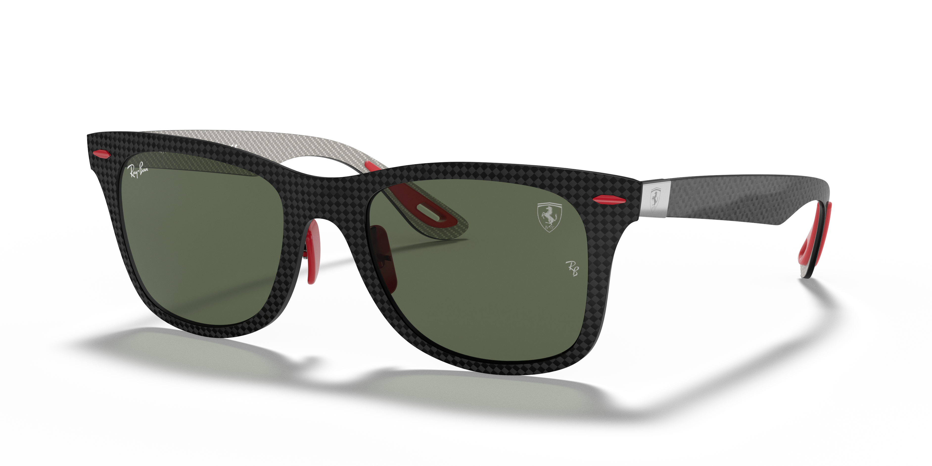 Occhiali da sole Ray-Ban RB8395M Scuderia Ferrari neri unisex con montatura in fibra di carbonio e lenti scure, mostrati fron
